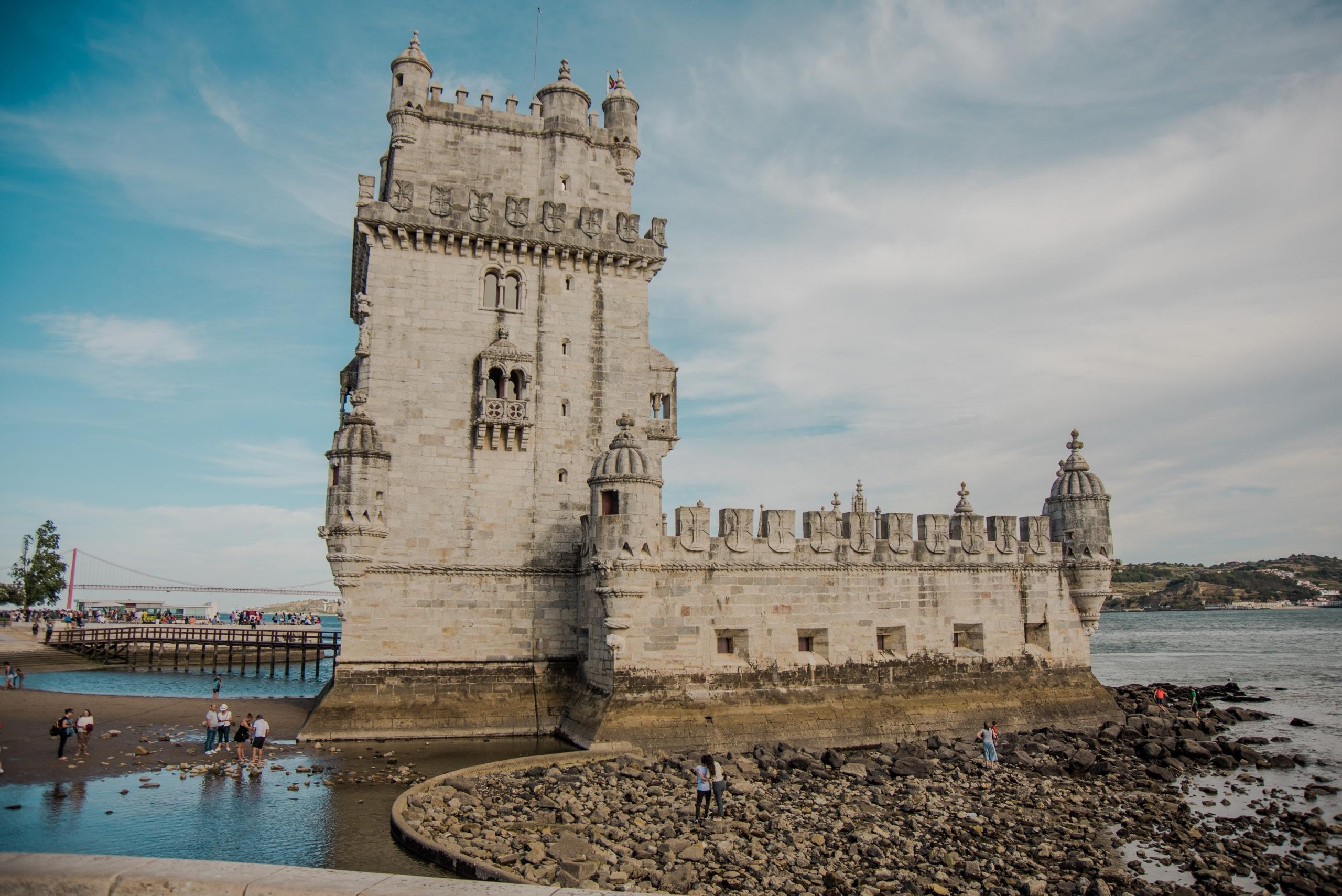 Der Turm von Belém am Hafen von Portugal. Er gehört zu jedem Urlaub in Portugal.