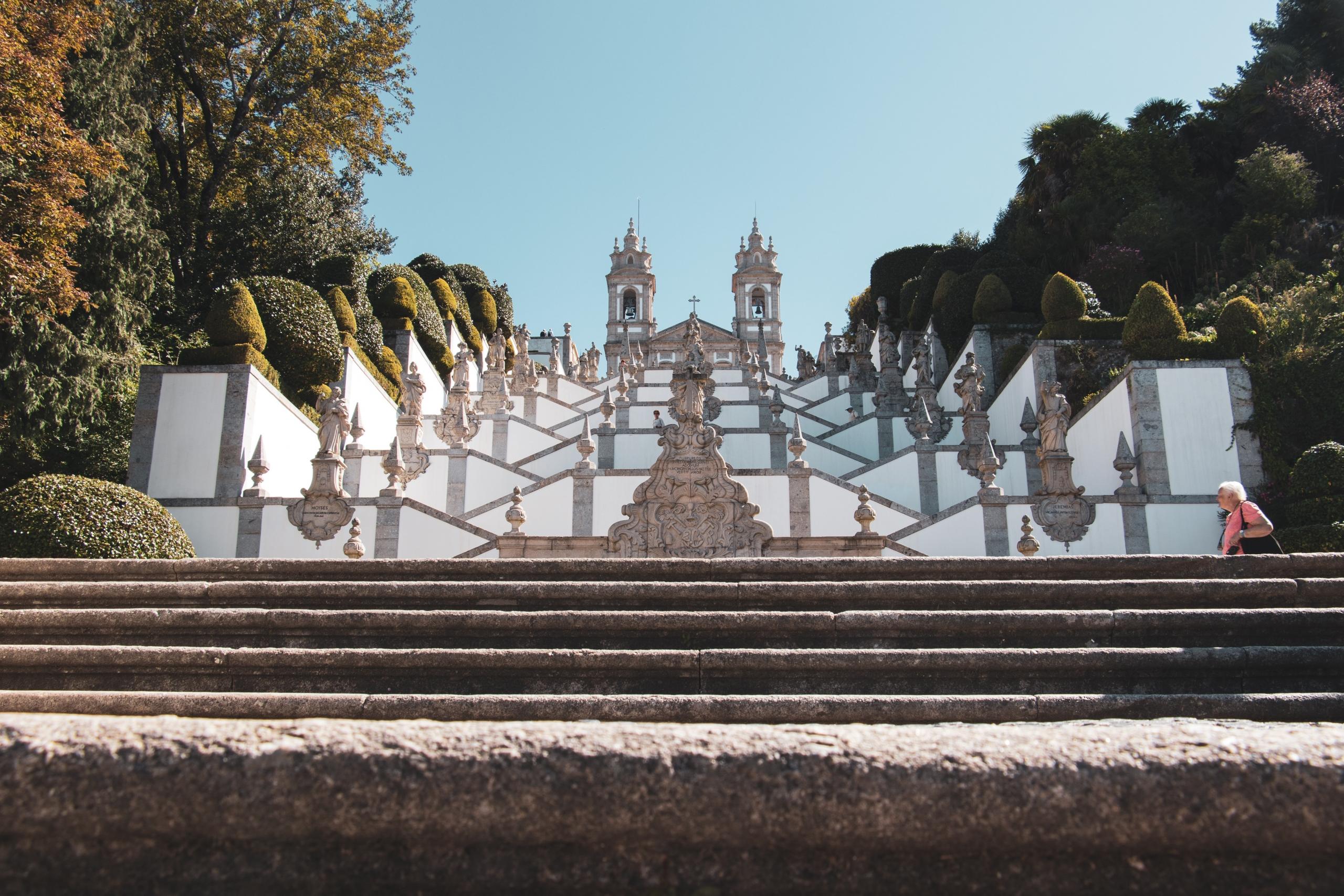 Die Treppen der Kirche Bom Jesus do Monte von unten. Der Anblick von oben macht Braga zu einer sehenswerten Stadt in Portugal.