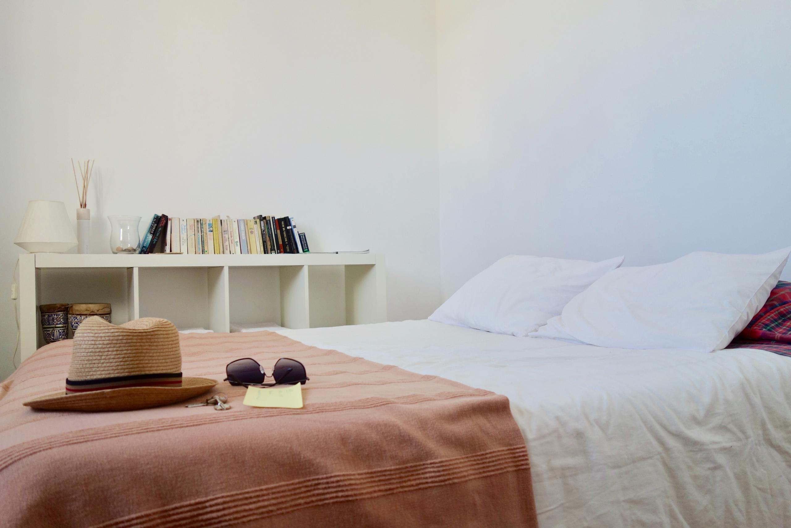 Ein Bett in einer privaten Unterkunft in Portugal. Wer eine ganze Wohnung mit mehreren Mitreisenden mietet, kann sein Reisebudget etwas drücken.