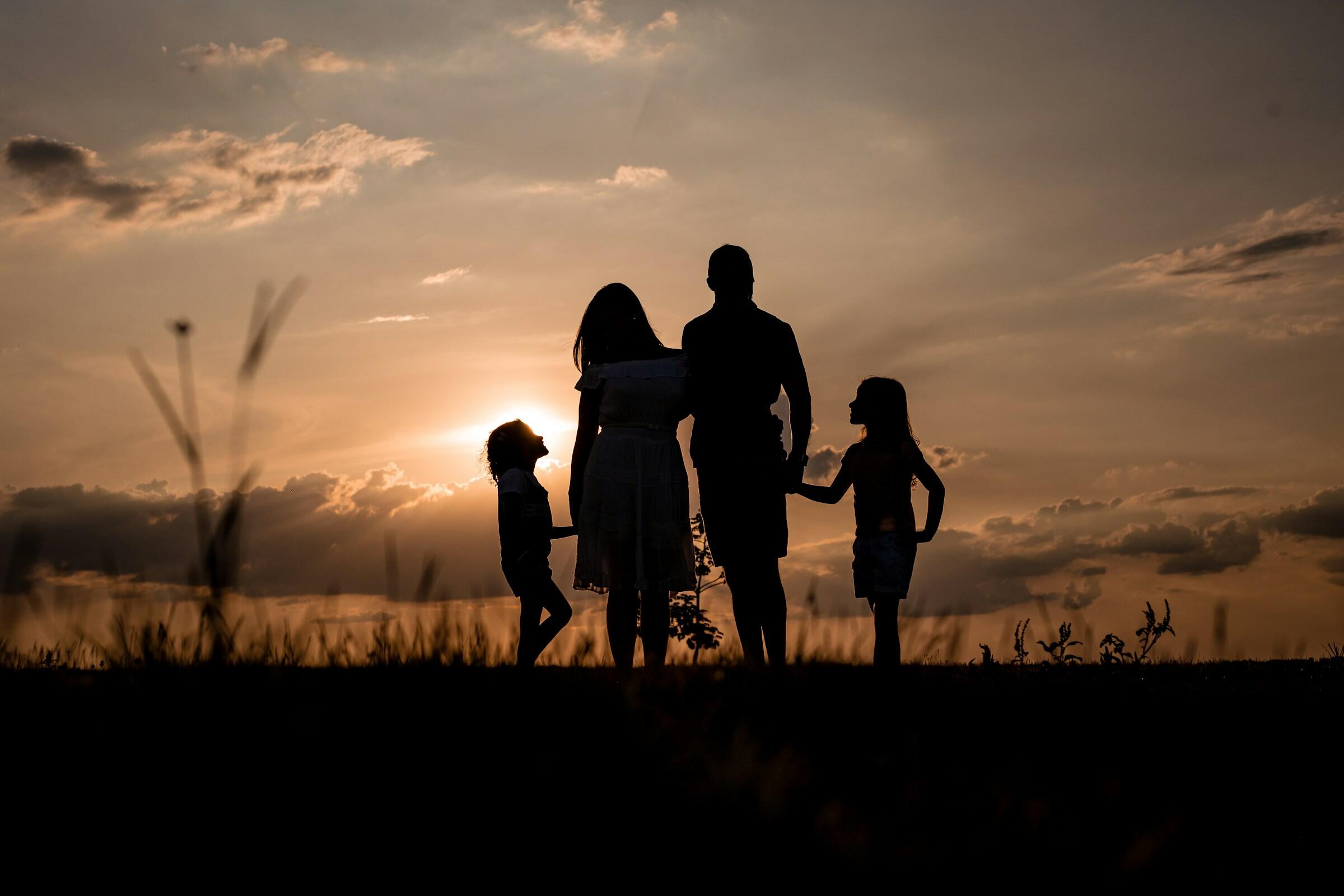 Eine Familie im Sonnenuntergang.