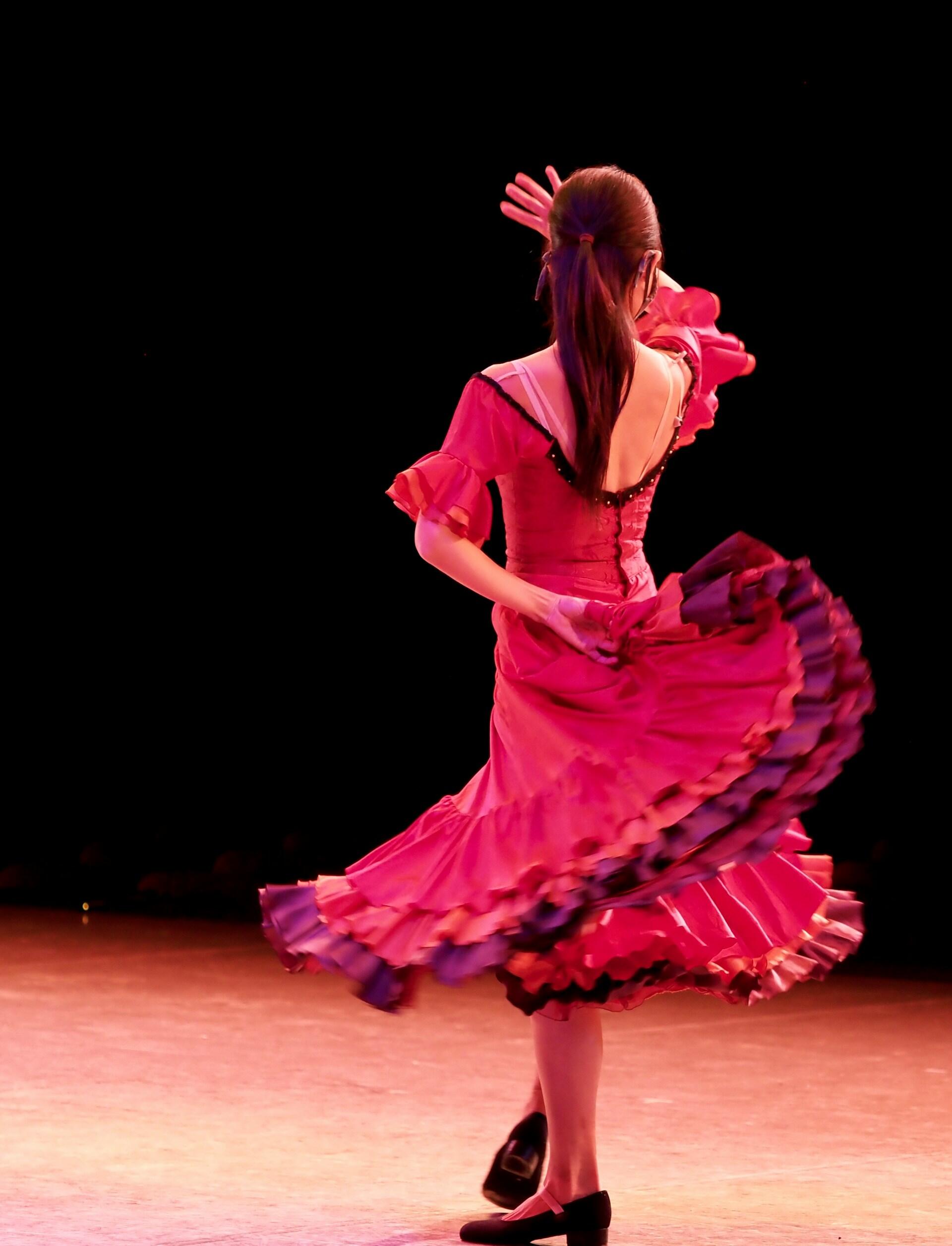 Frau tanzt Flamenco