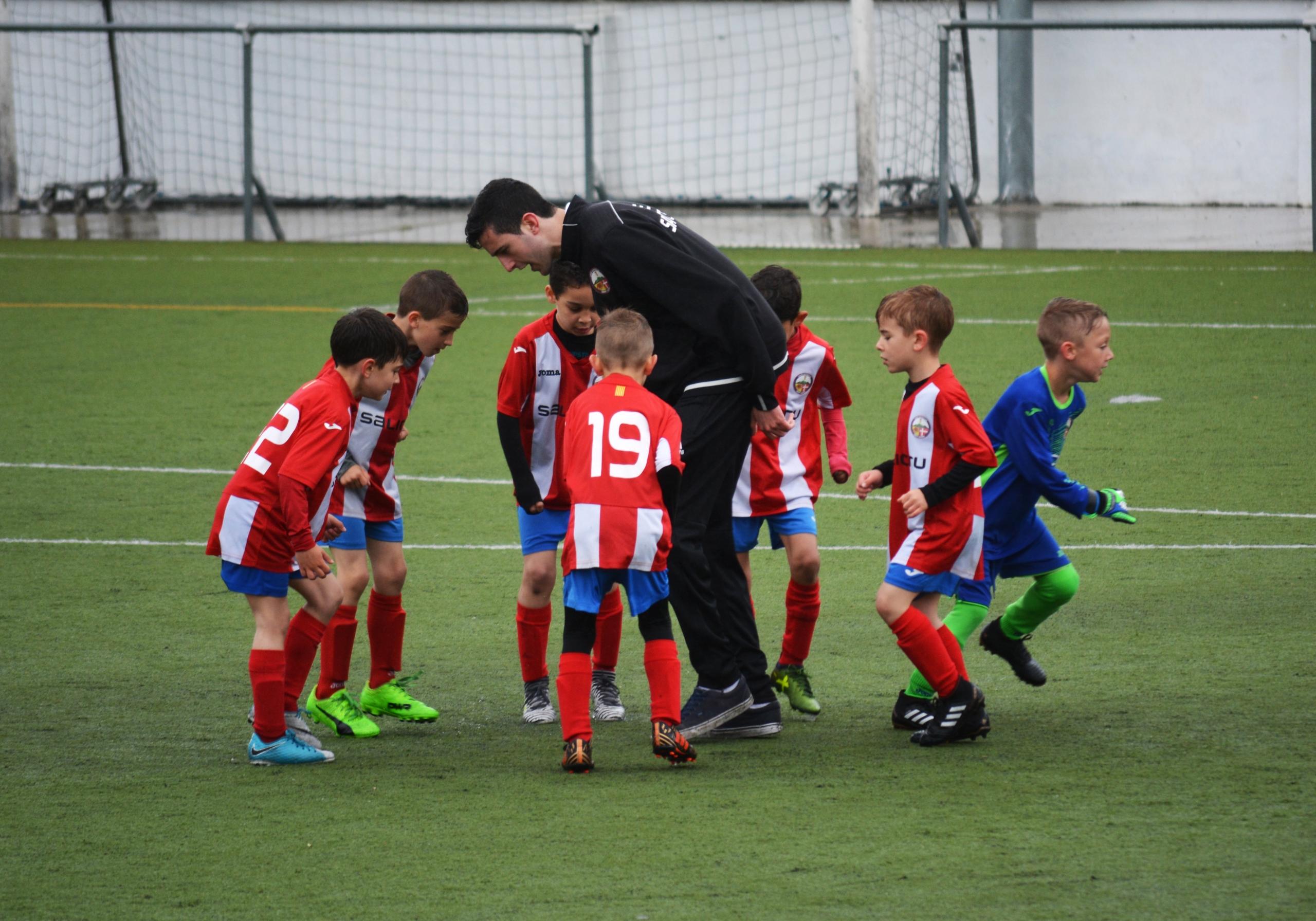 Ein Fußballtrainer motiviert seine Jugendmannschaft. Wenn die Aufstellung stimmt, ist ein großer Schritt in Richtung Sieg getan.