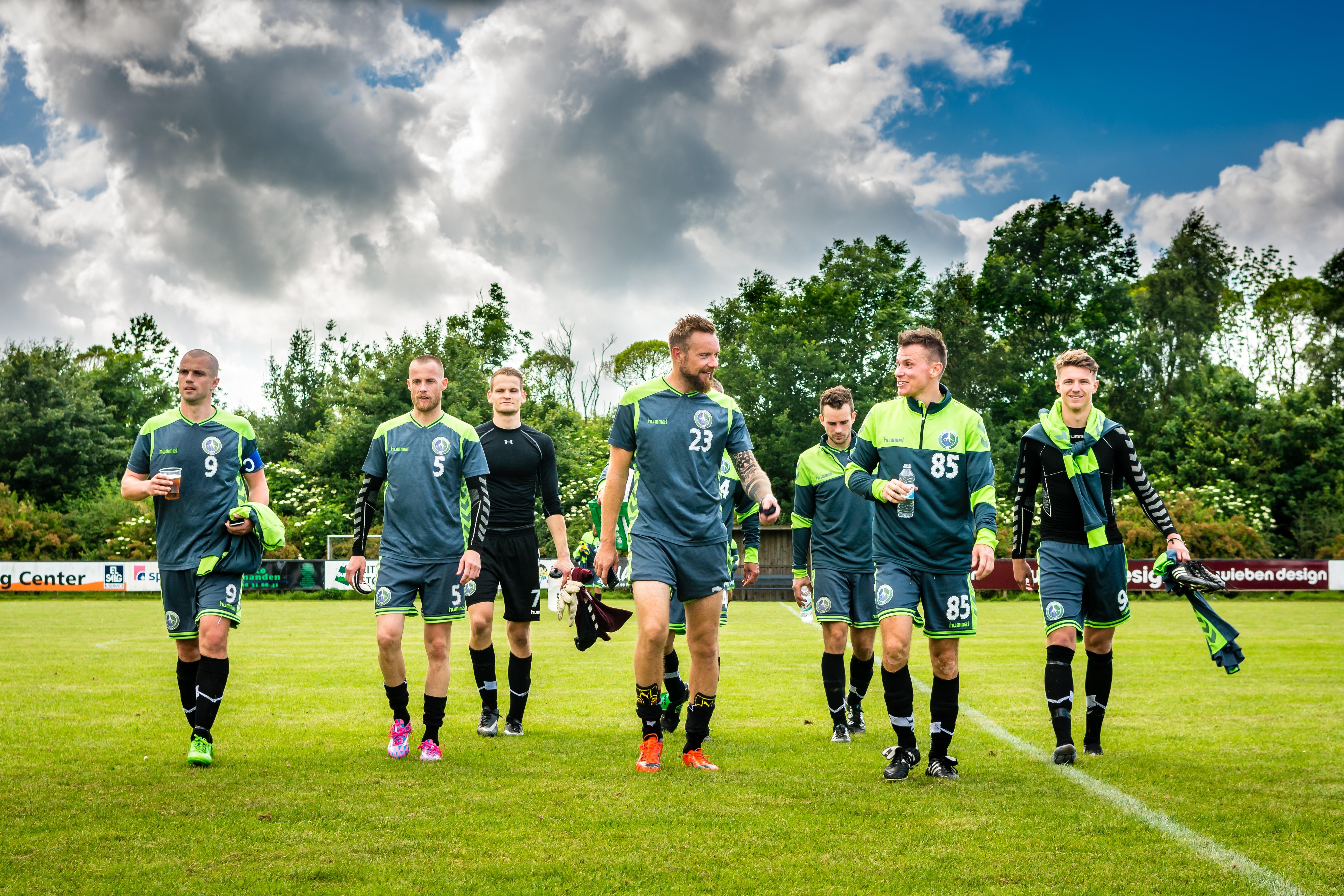 Eine Herrenmannschaft geht nach dem Training vom Spielfeld. Ausdauertraining ist eine sehr sinnvolle Option, die Trainingszeit zu nutzen.
