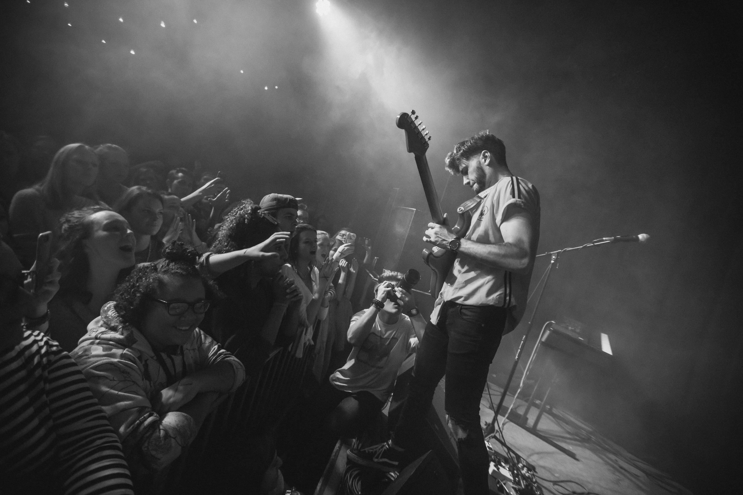Das Publikum feiert den Gitarristen für sein Solo. Mit Gitarrenunterricht in Nürnberg, kannst auch Du bald auf einer Bühne stehen.