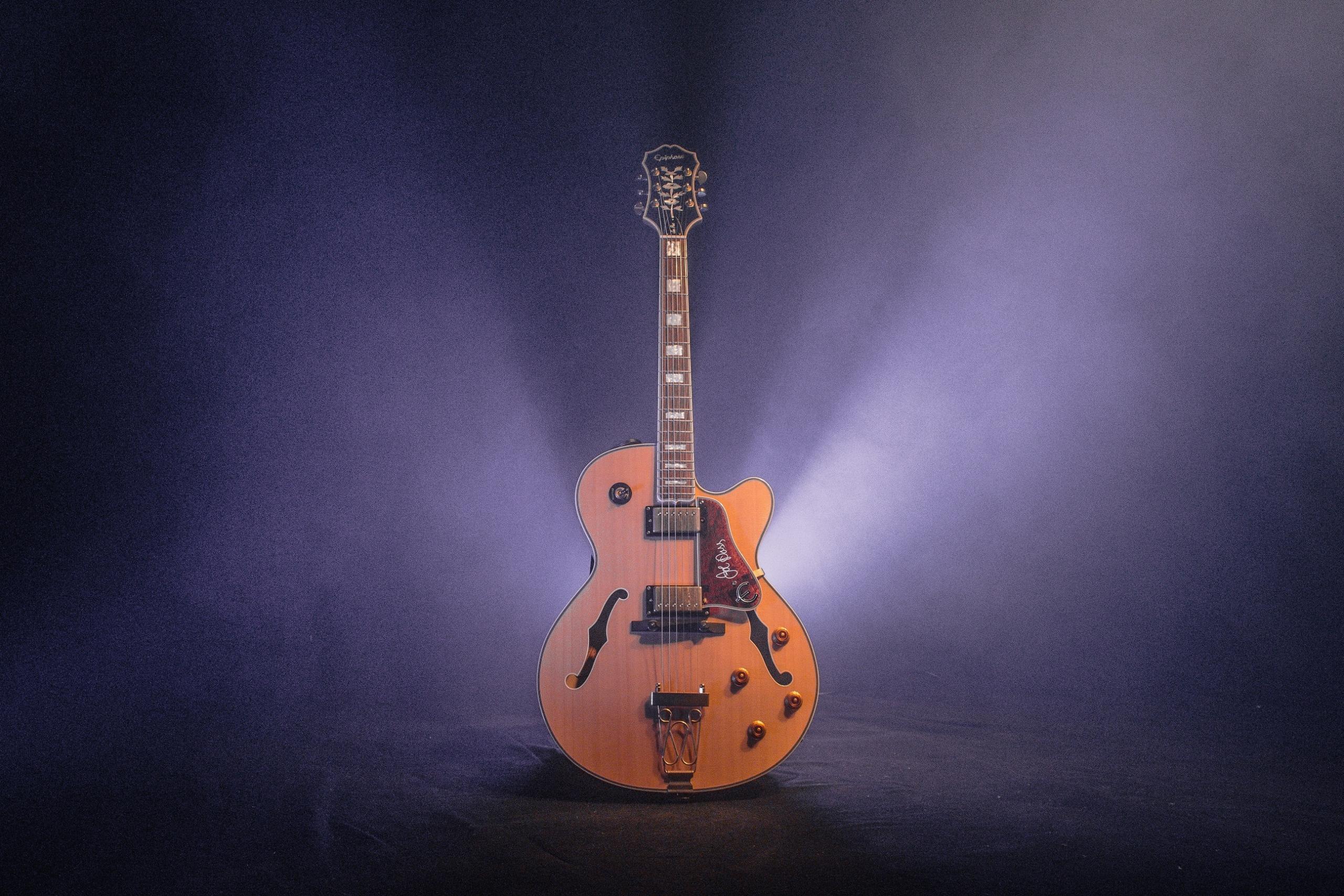 Eine Jazzgitarre strahlt in hellem Licht. In Düsseldorf kannst Du Gitarrenunterricht in allen Stilrichtungen erhalten.