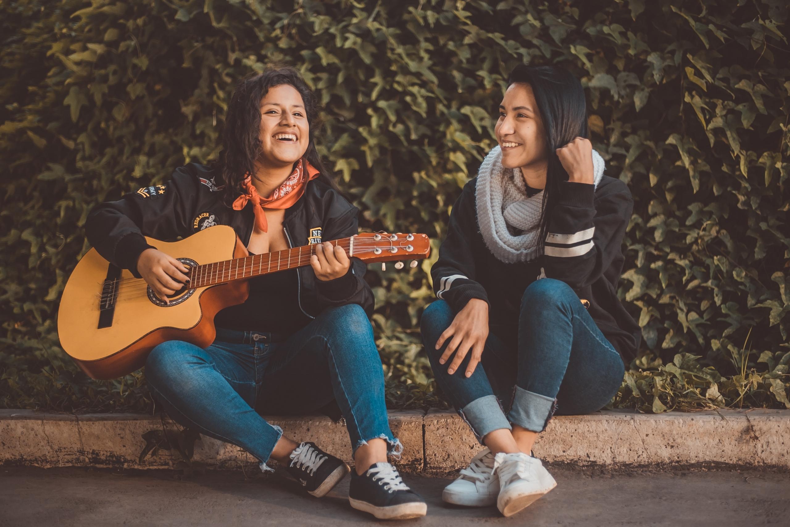 Diese Frau hat so viel Spaß am Gitarre spielen, dass es auch für ihre Zuhörerin eine große Freude ist.