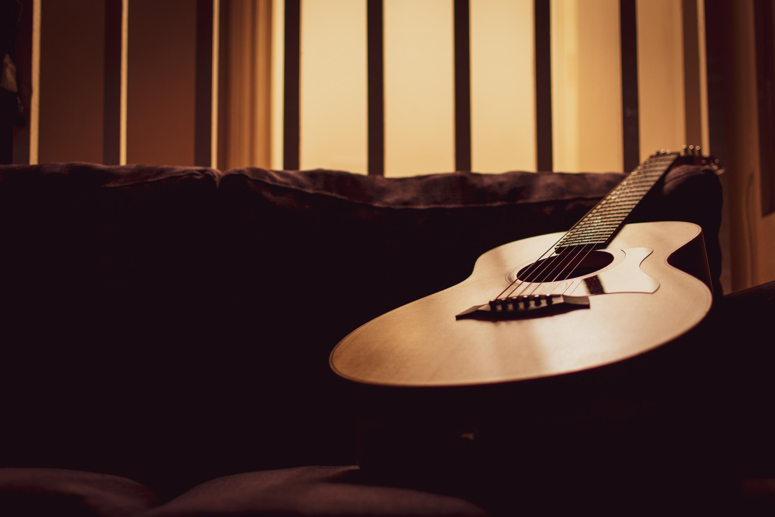 Die Gitarre liegt nur auf dem Sofa rum. Zeit, das zu ändern und den Gitarrenunterricht in Düsseldorf in Angriff zu nehmen.