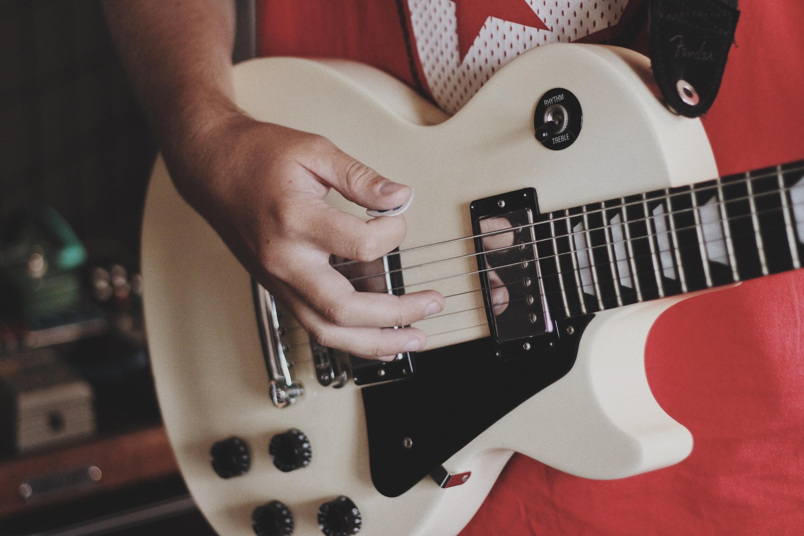 Eine E-Gitarre hat viele Knöpfe und Einstellungsmöglichkeiten. Gitarren-Anfänger müßen aber erst wie auf der Akustikgitarre die grundlegende Spieltechnik lernen.