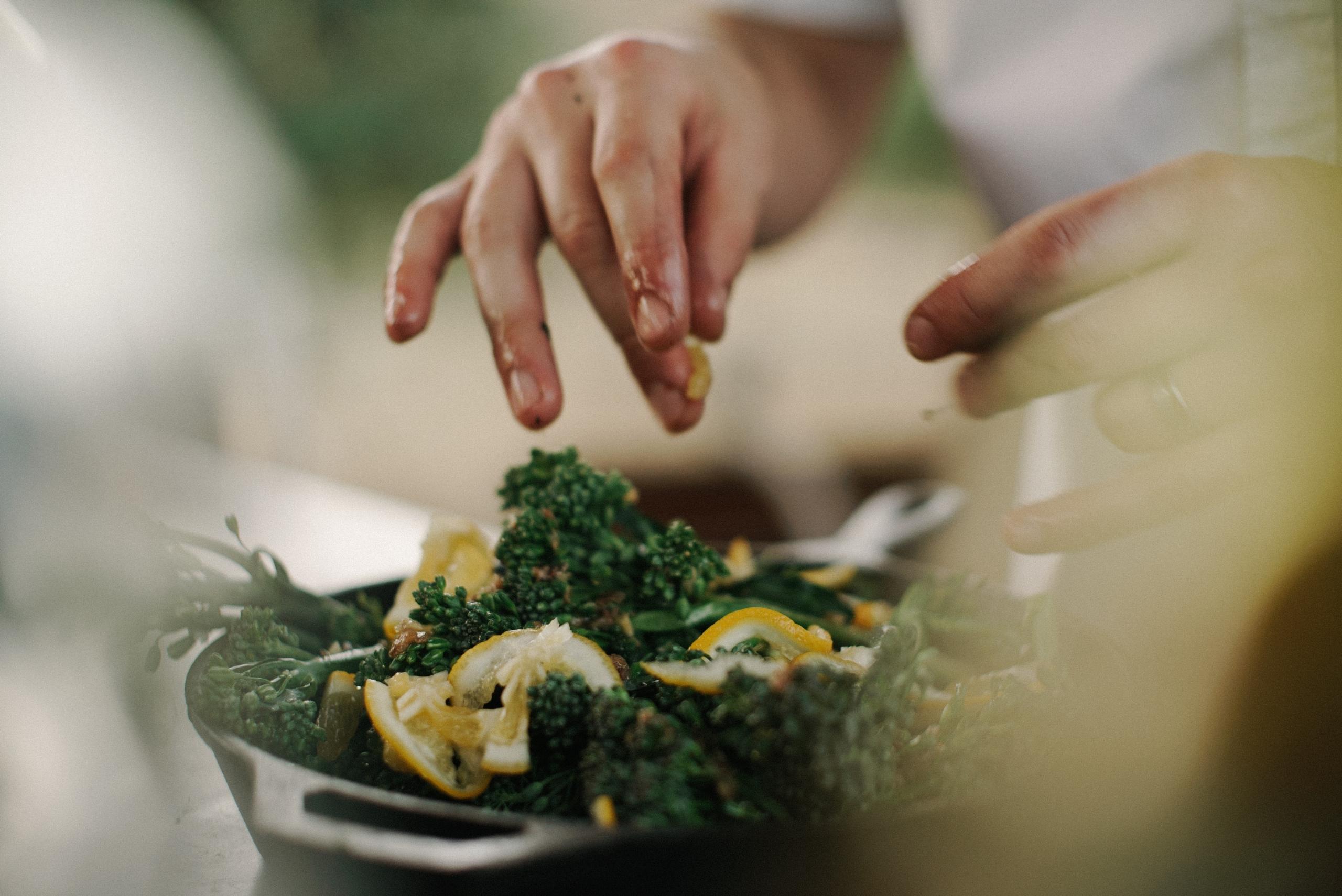 Hände über Pfanne mit Zutaten, frisch selbst kochen ist für eine glutenfreie Ernährung essenziell