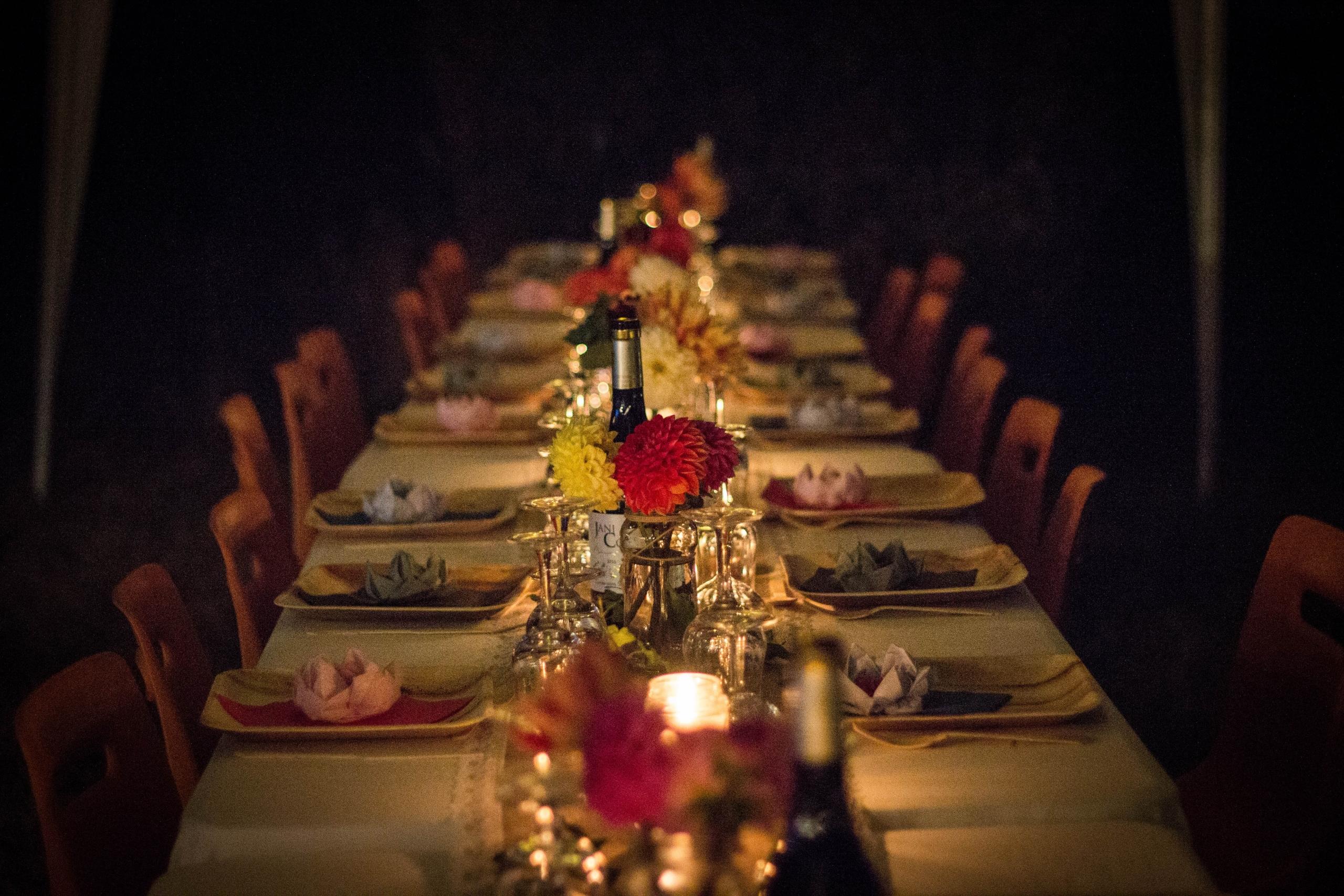 Tafel für Dinner-Party, wenn du zum Essen eingeladen bist, musst du eventuell etwas Glutenfreies für dich mitbringen.