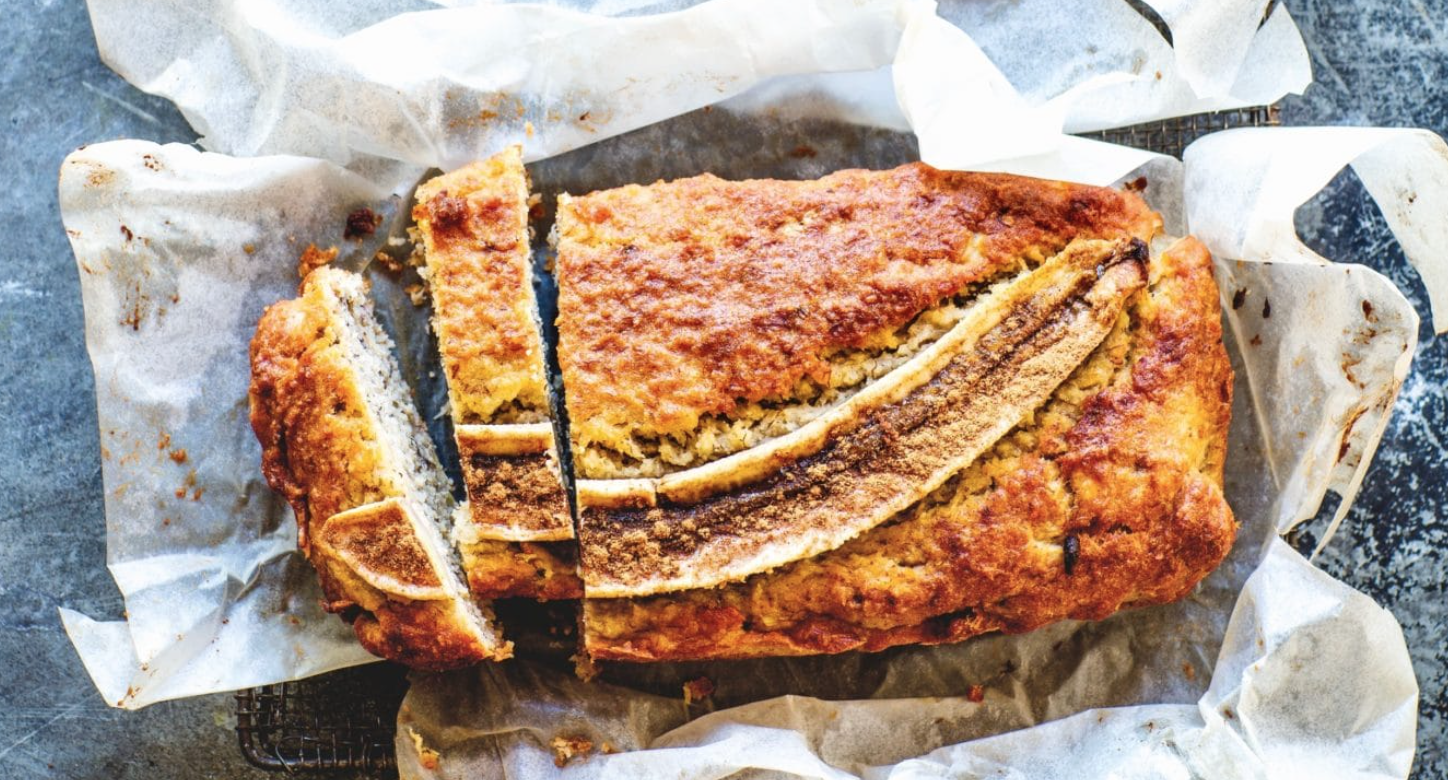 Ein Bild von einem aufgeschnittenen Kastenkuchen mit eingebackener Banane. Der richtige Moment für die Hausaufgaben ist nach einer kleinen Pause.