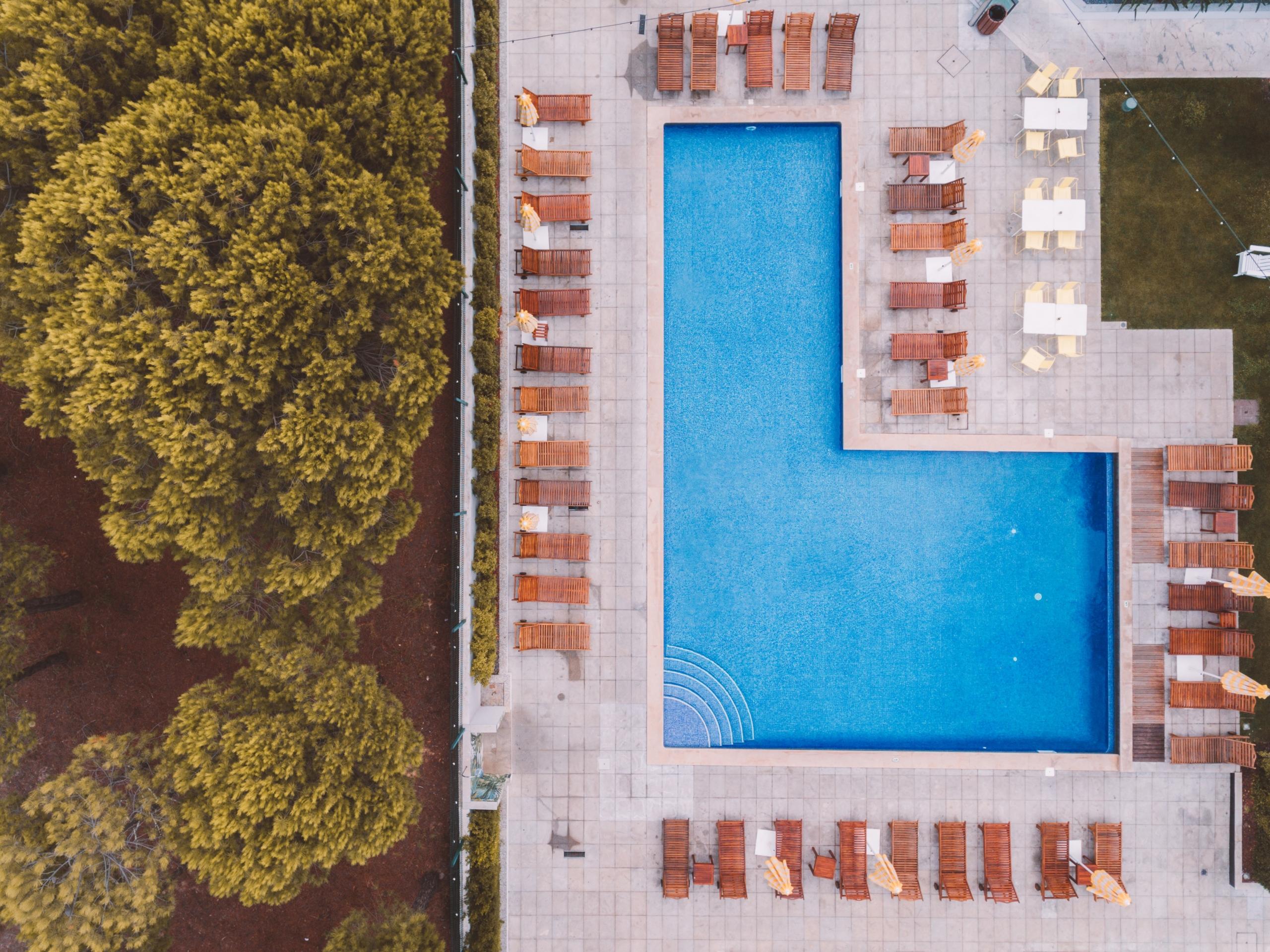 Der Pool eines portugiesischen Hotels in Vogelperspektive. Wer gerne schwimmt, findet bestimmt eine geeignete Unterkunft in Portugal.