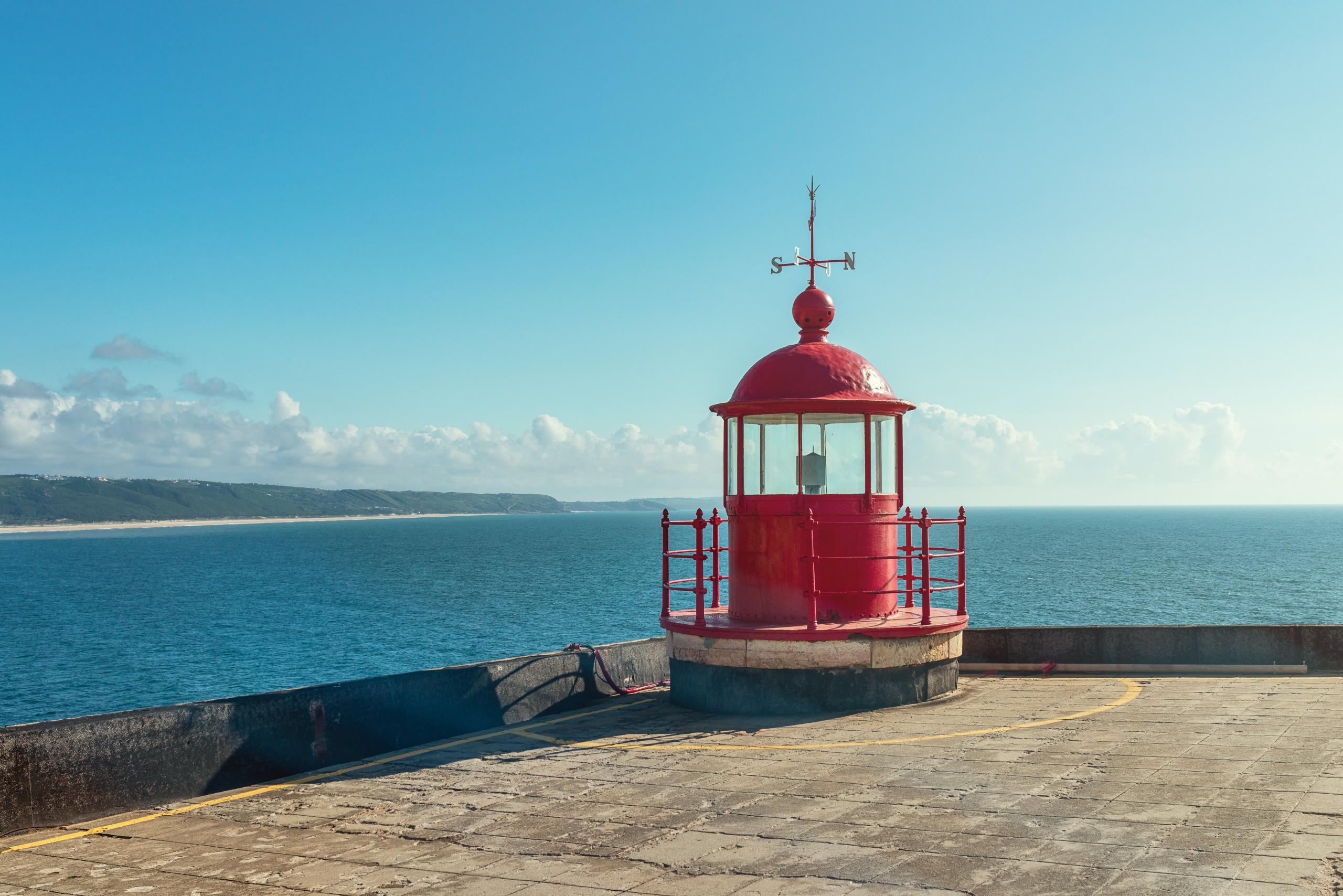 Ein kleiner Leuchtturm an der Küste von Nazaré, er wird im Sommer von vielen Reisenden in Portugal besucht.