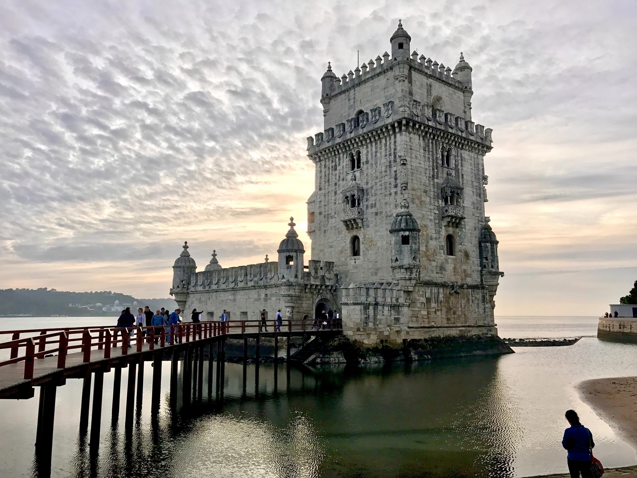 Der Turm von Belém liegt an der Hafenküste von Lissabon und ist ein Wahrzeichen von Portugal.
