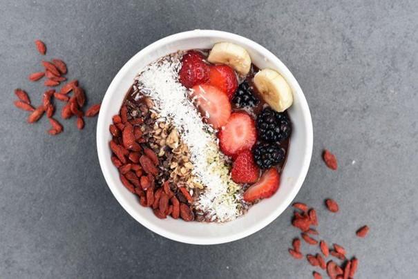 Früstücksschale mit Früchten und Kokos. Auch zum Frühstück gibt es eine Vielzahl von glutenfreien Optionen.