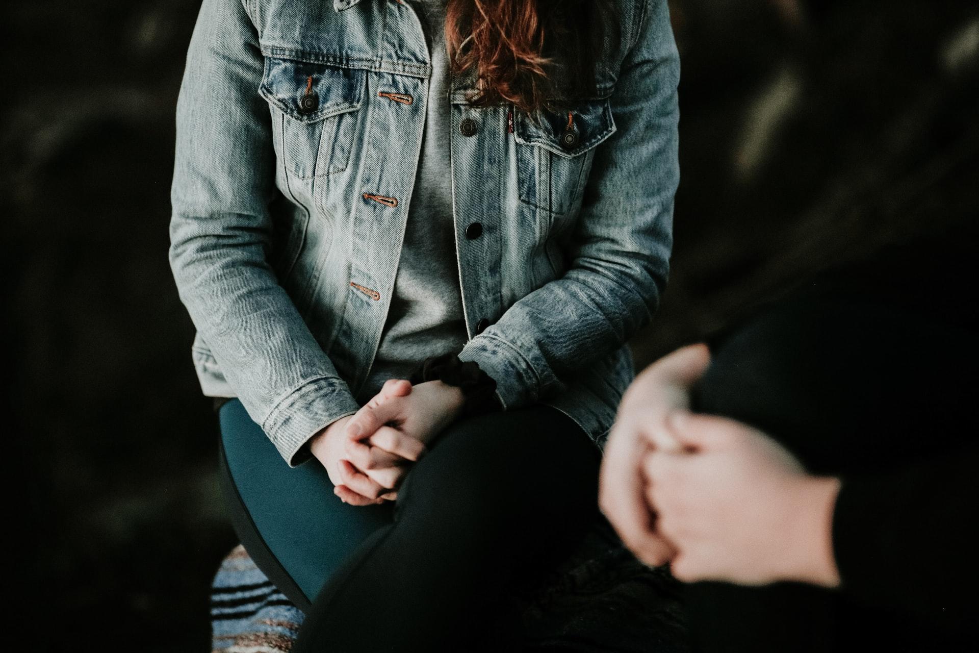 Zwei Menschen sitzen gemeinsam in einer Paarcoaching Sitzung