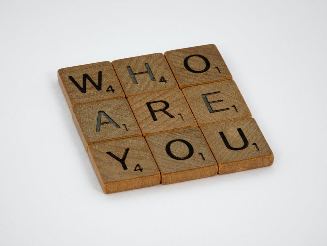 Spielsteine zeigen den Schriftzug "Who are you". Deine Persönlichkeit muss mit Deiner Berufswahl zusammenpassen.