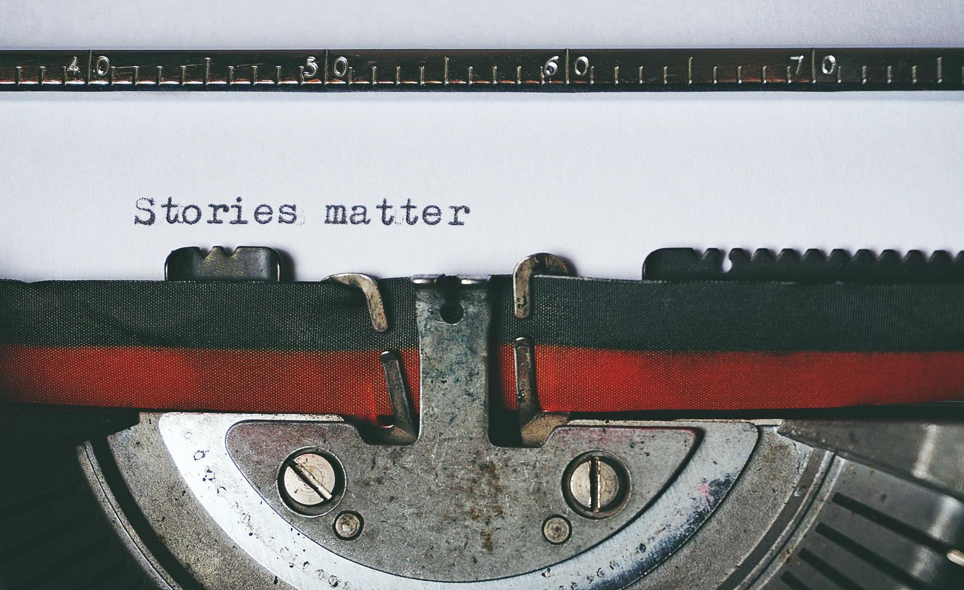 Der Text "Stories matter" steht auf einem Blatt Papier.