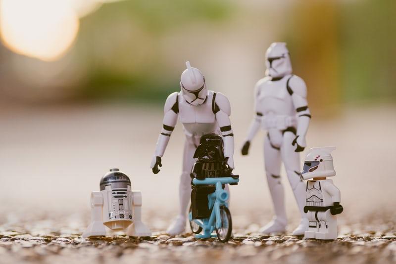 R2D2, Darth Vader und ein Stormtrooper als Kinder und zwei Stormtrooper als Eltern - Spielfiguren werden oft bei Familientherapien eingesetzt.