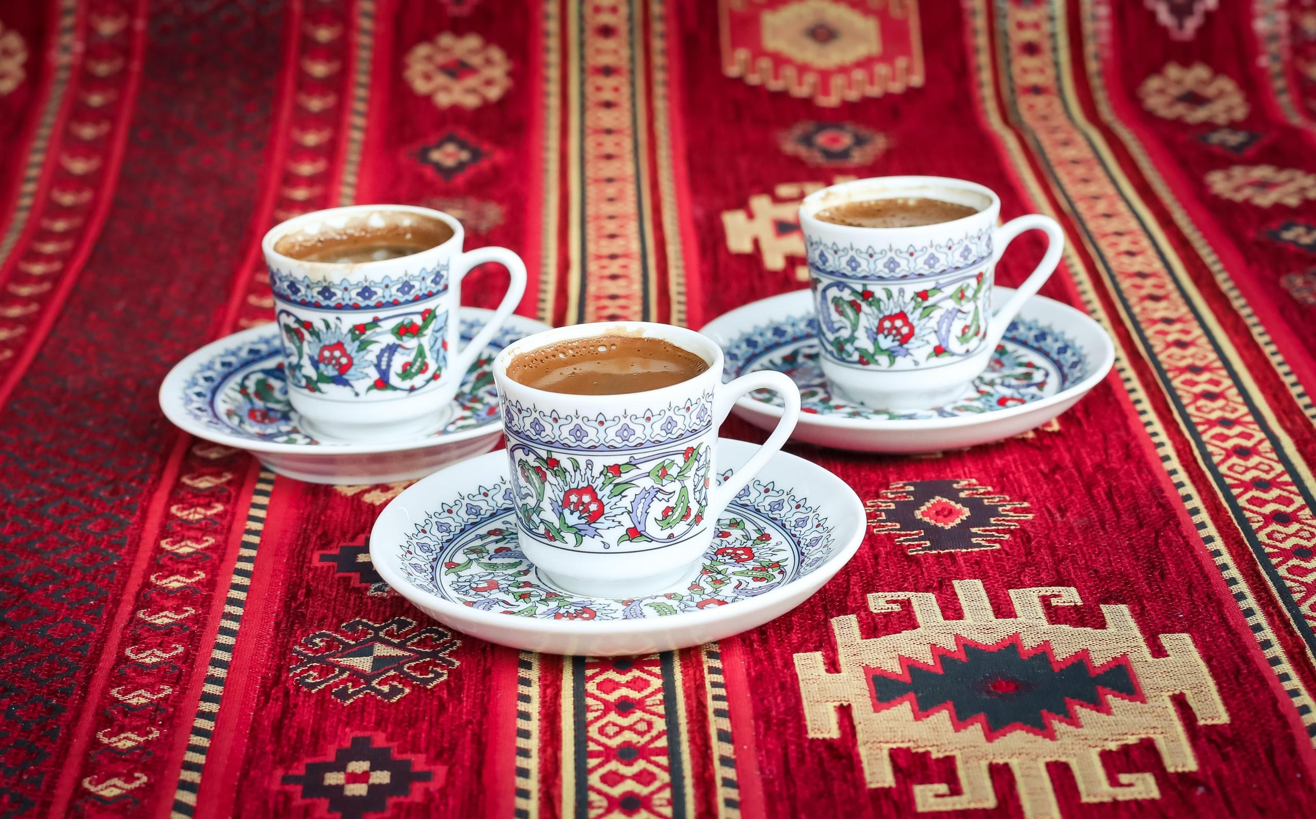 Türkischer Kaffee auf einem roten Teppich, eine Spezialität