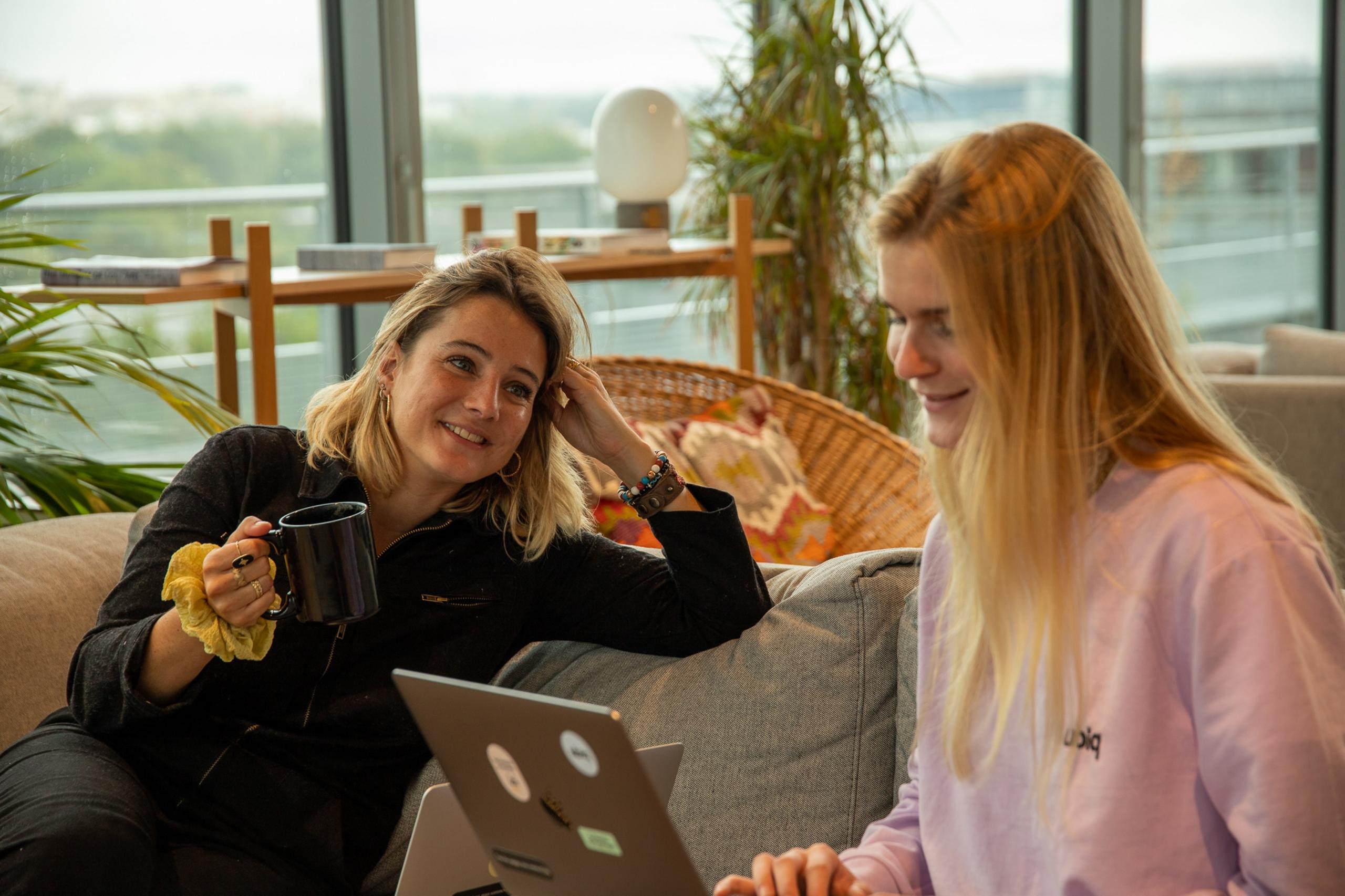 Zwei Frauen arbeiten zusammen am Computer. Mit Word lassen sich gemeinsam Texte erstellen.