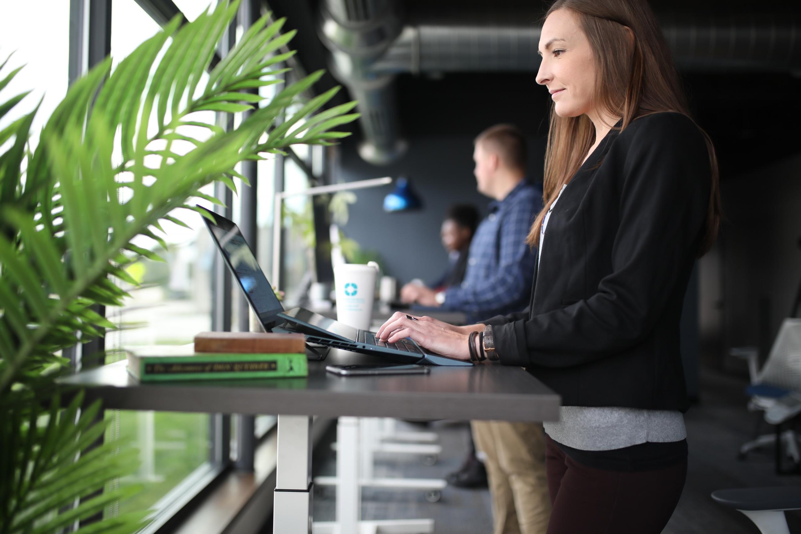 Eine Frau arbeitet am Computer. Möchtest auch du erfahren, was Word ist?