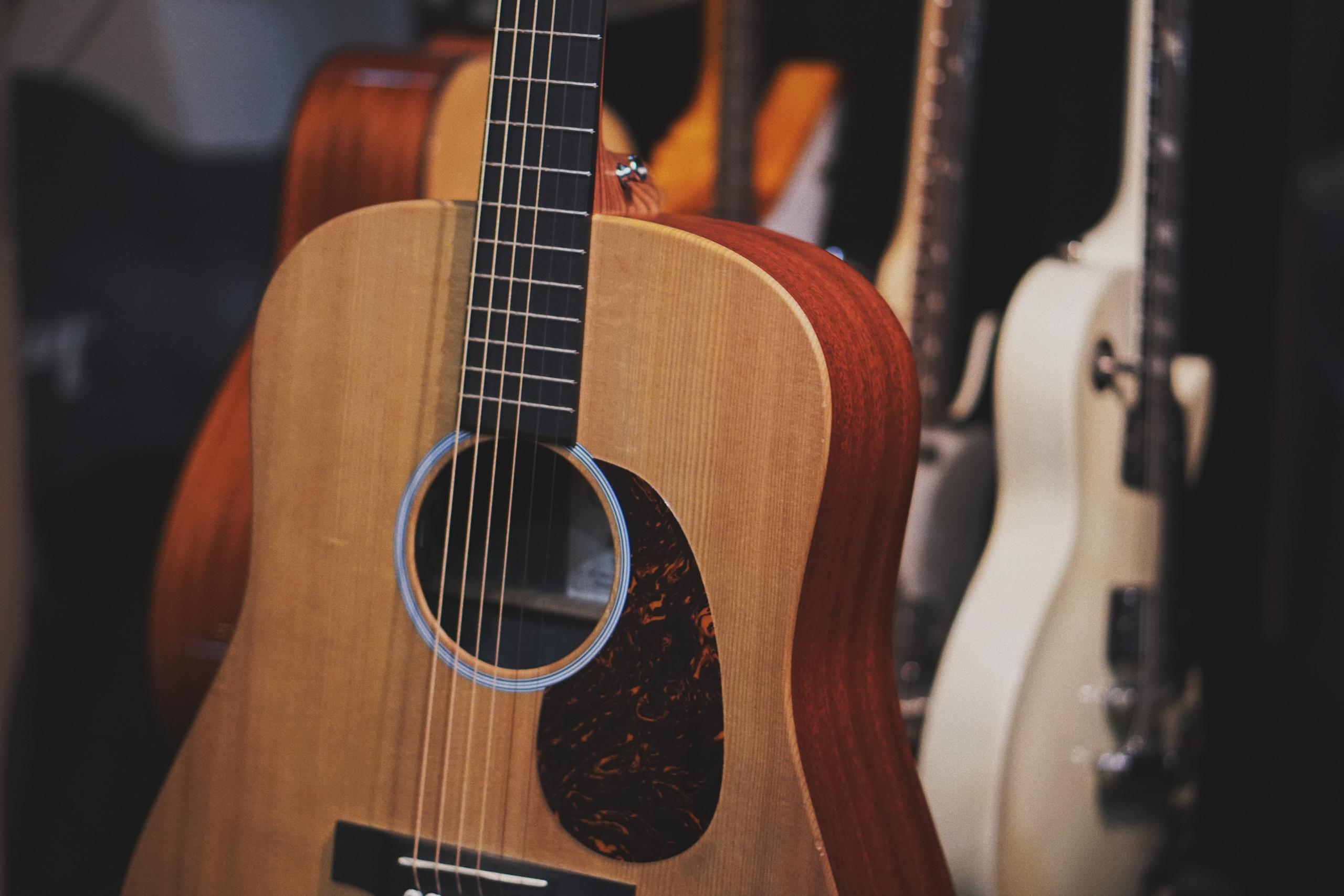 Die Gitarre im Vordergrund hat die typische Dreadnought-Form.