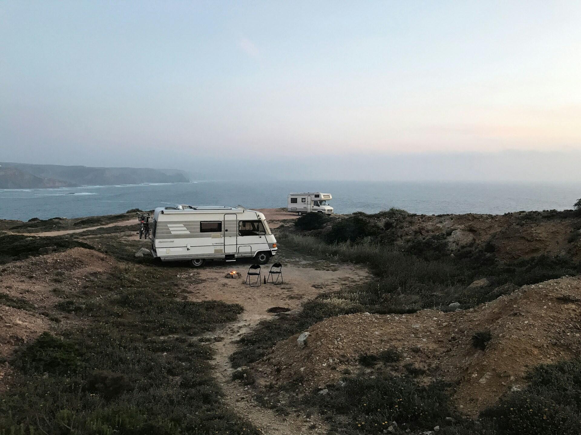 Zwei Wohnwaegen an der Kueste Portugals
