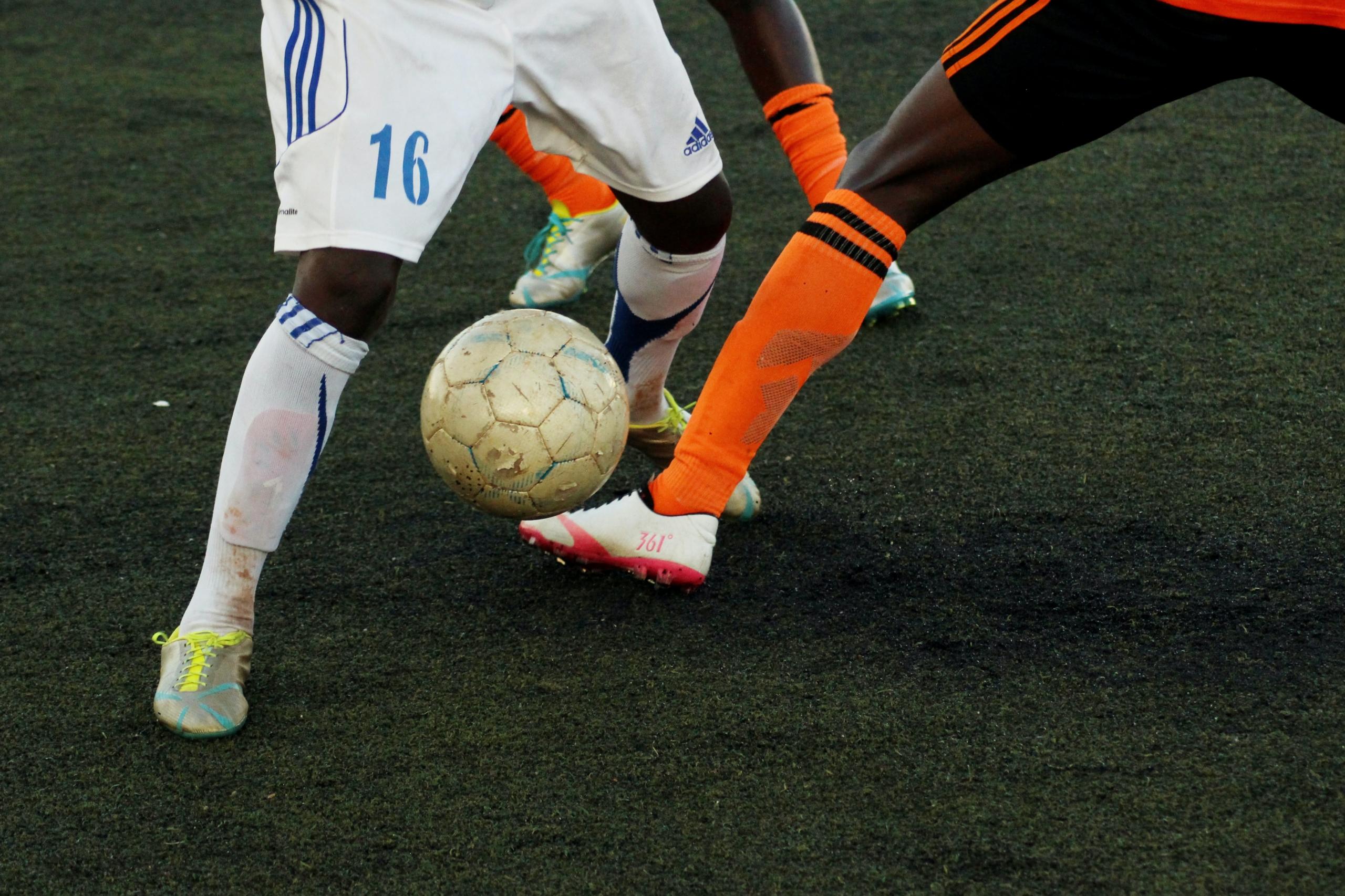 Zwei Fußballspieler kämpfen um den Ball. Solche Duelle gewinnt ihr nur, wenn ihr ein ausgeglichenes Krafttraining im Fußball integriert.