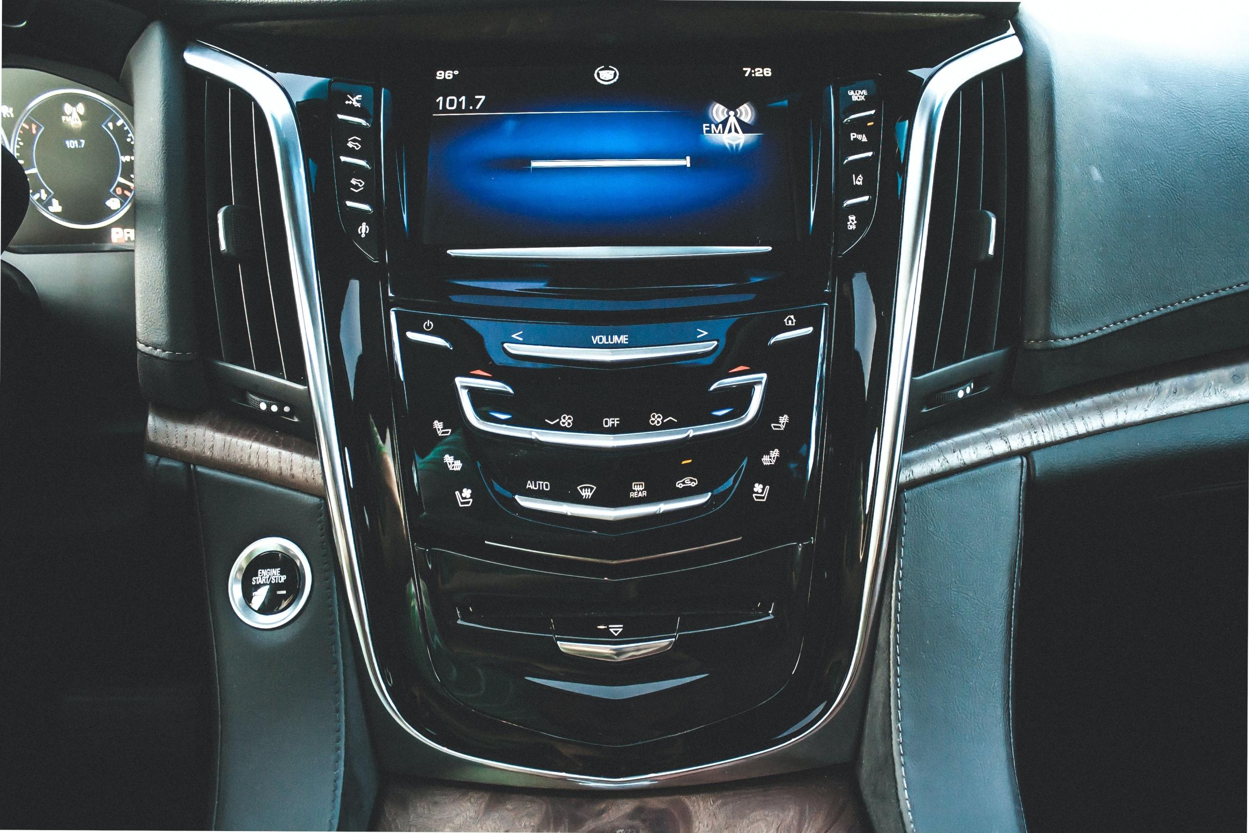 Das Radio eines modernen Autos. Auch in Russland könnt ihr euch mit dem richtigen russischen Radiosender die Zeit während einer Autofahrt vertreiben.