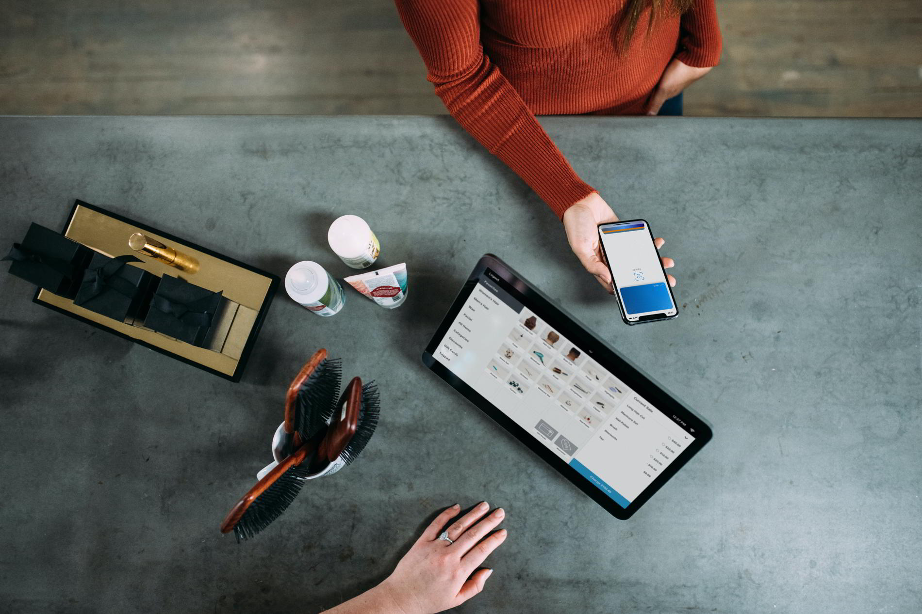 Foto von zwei Personen mit mobilen Geräten und Websiten