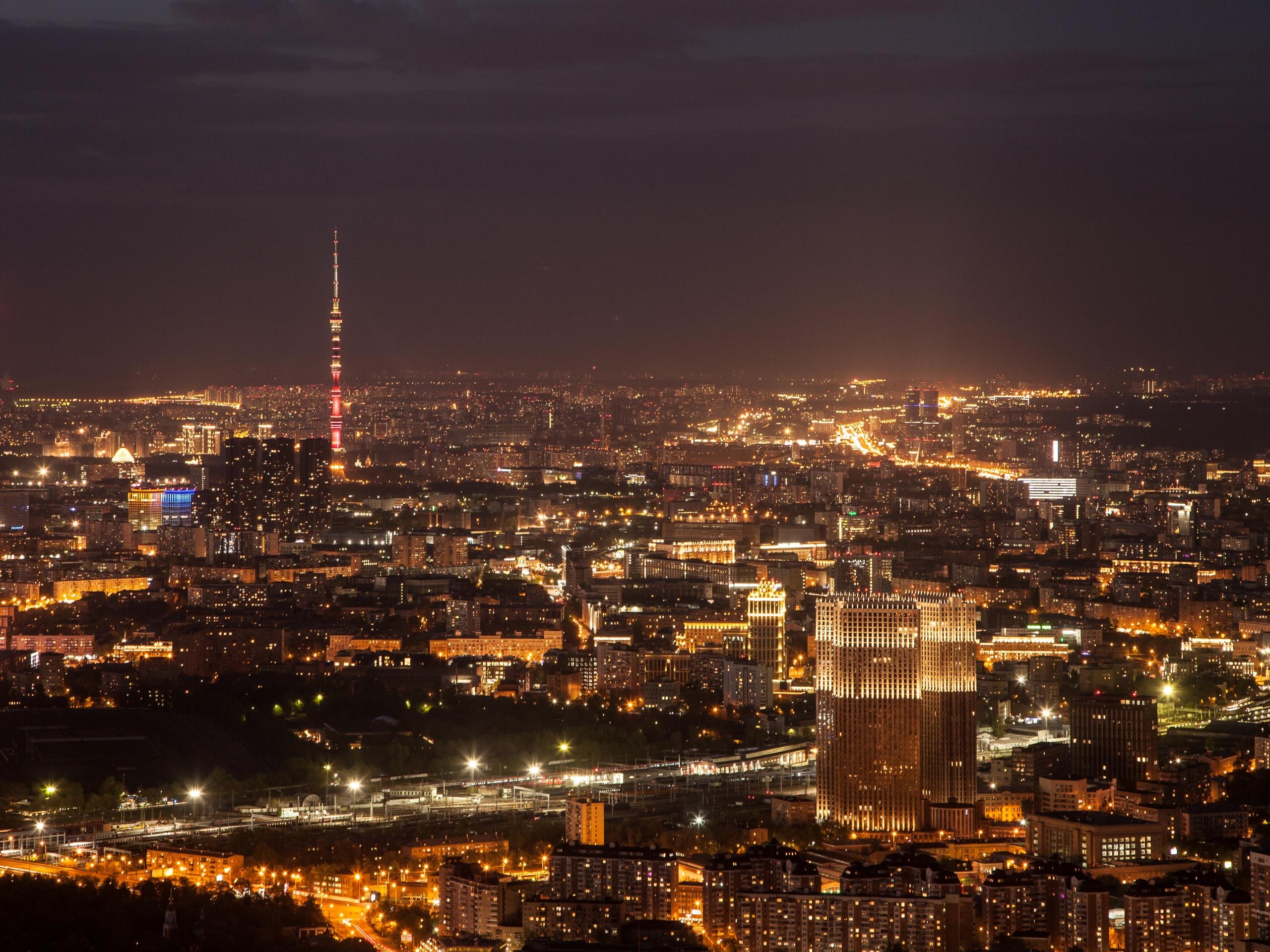 Der Fernsehturm Ostankino in Moskau strahlt in der Nacht. Er repräsentiert das vielfältige russische Radio wie kein anderes Gebäude.