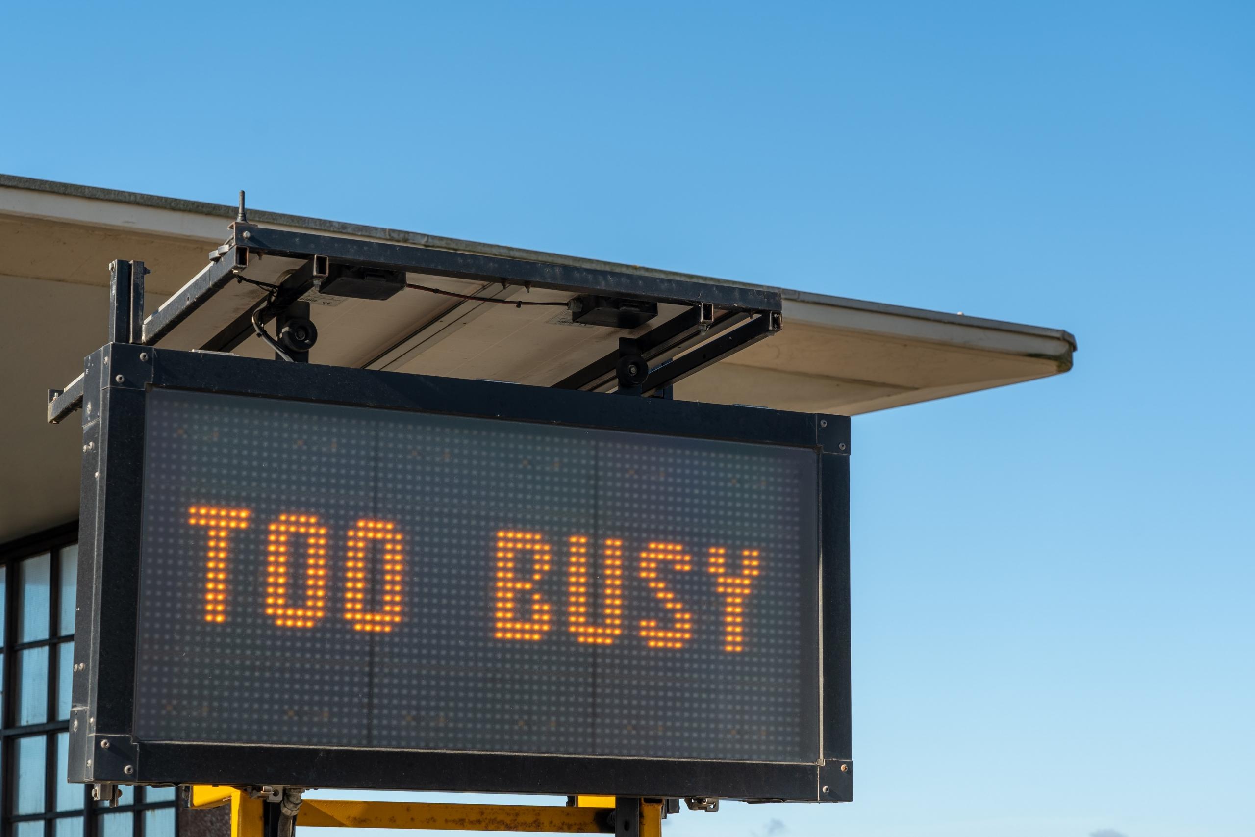 "Too busy" auf einer digitalen Autobahnanzeige - auch die passende Überschrift für Deinen Alltag? Mit privatem Klavierunetrricht, kannst Du die Unterrichtstermine so legen, wie es am Besten für Dich passt.
