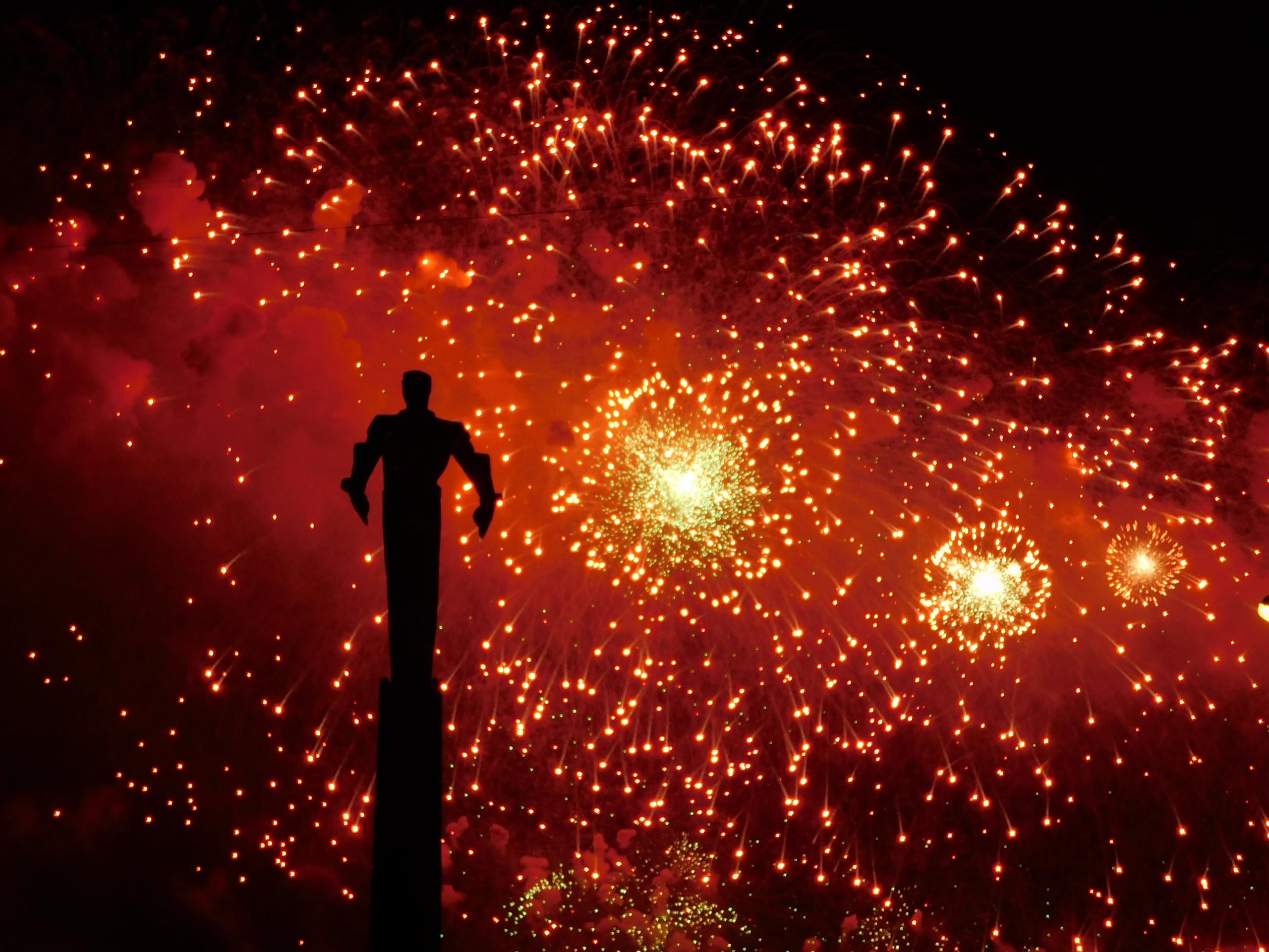 Das Denkmal von Juri Gagarin wird von Feuerwerken zum Tag des Sieges am 09. Mai erhellt. Gagarin gilt als eine der beliebtesten Figuren der russischen Geschichte.