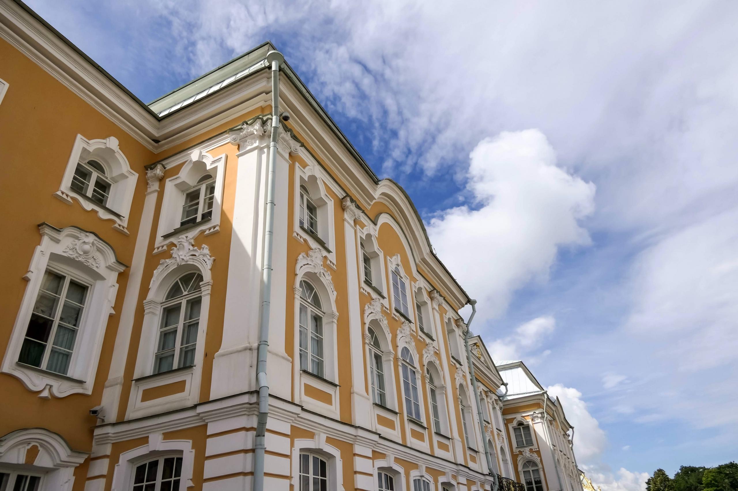 Die Fassade eines Hotels in Sankt Petersburg. Wer seine Reise nach Russland in Komfort und Luxus verbringen möchte, ist hier richtig!