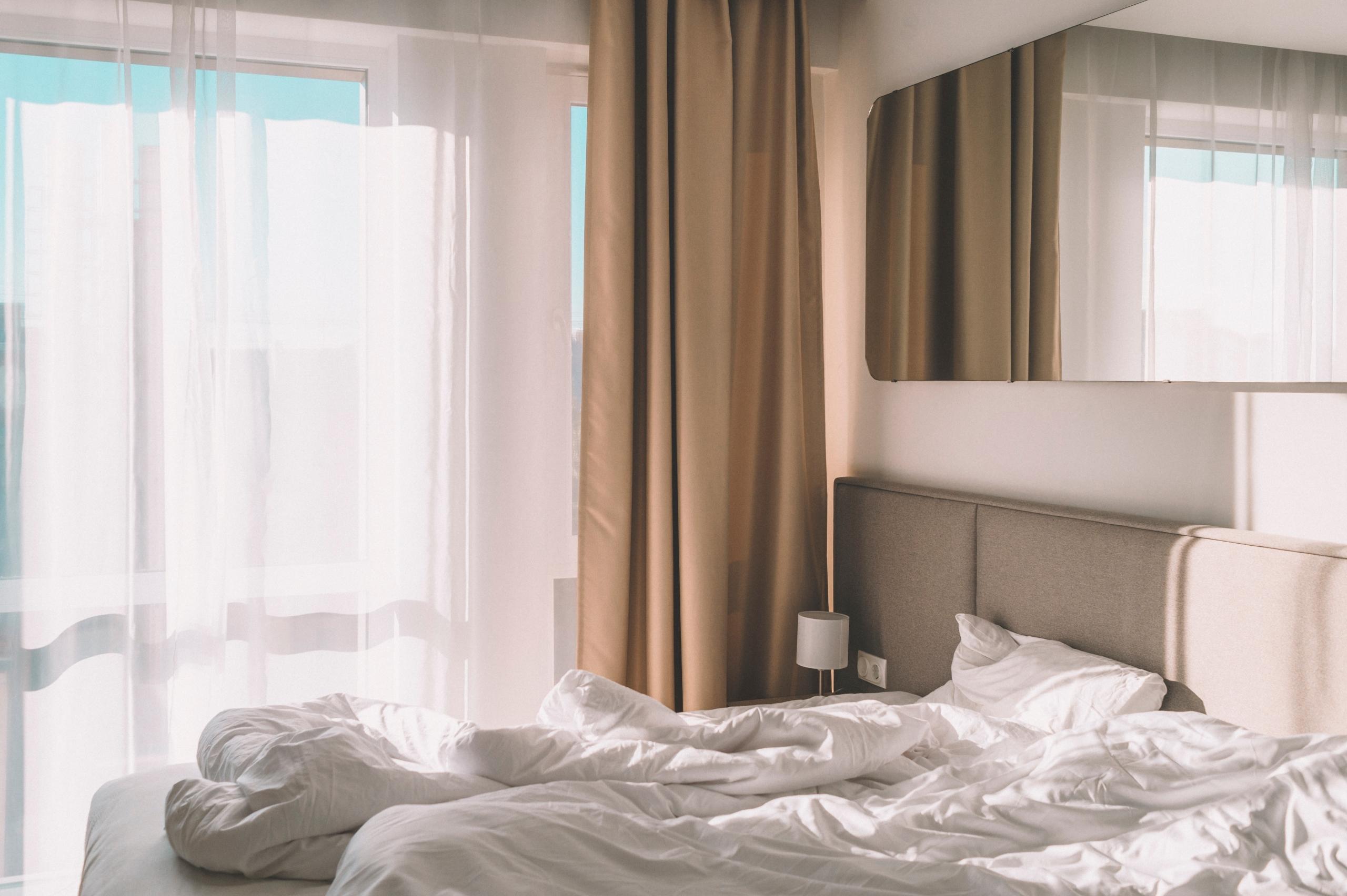 Ein helles Hotelzimmer in Russland. Für ein solches Zimmer in einem kleinen Hotel in Moskau zahlt ihr um die 50 €.