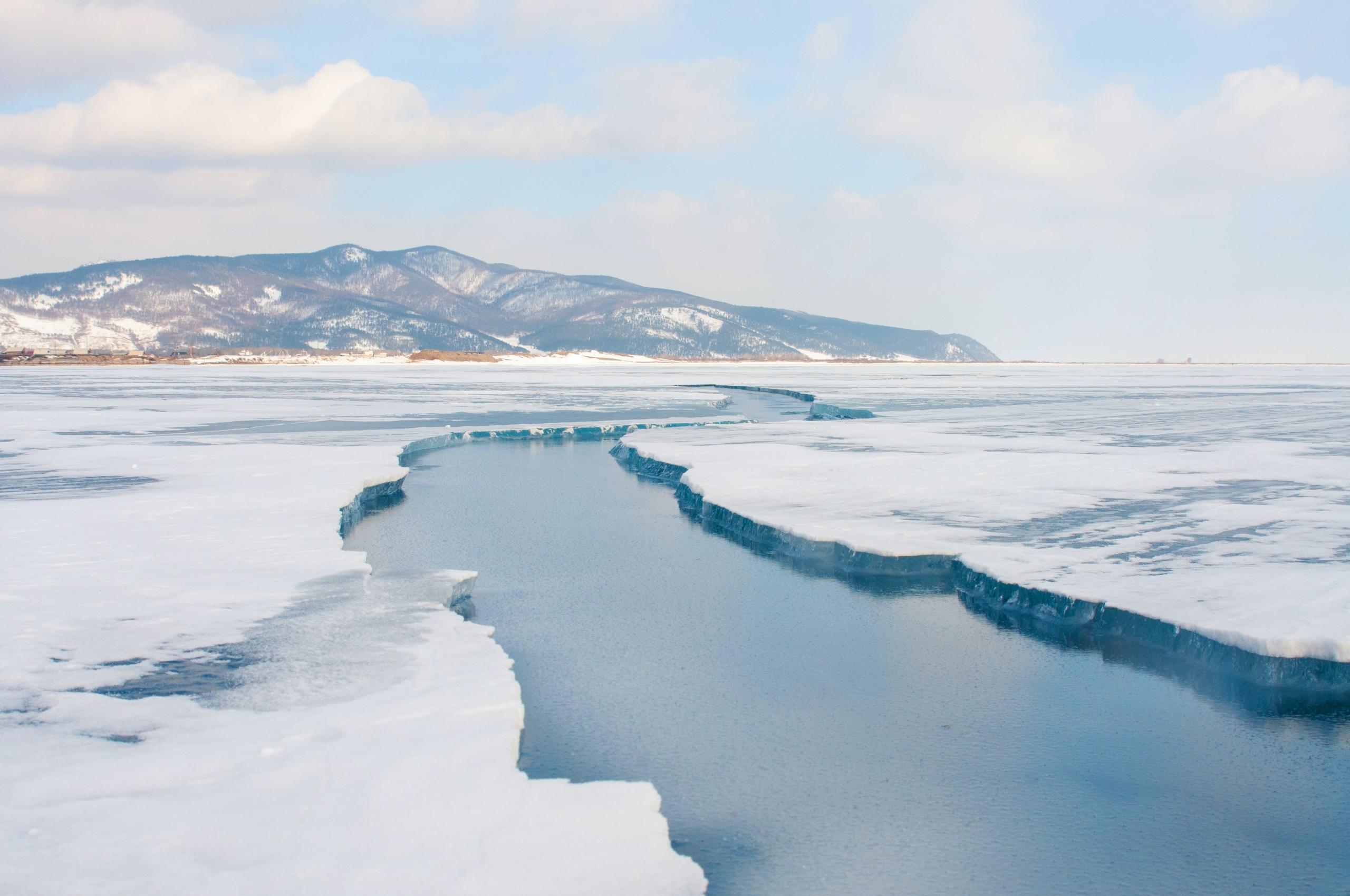 Die Mündung des vereisten Baikalsees bei Irkutsk. Auf eurer Reise nach Russland sind solche Anblicke nicht allzu selten.
