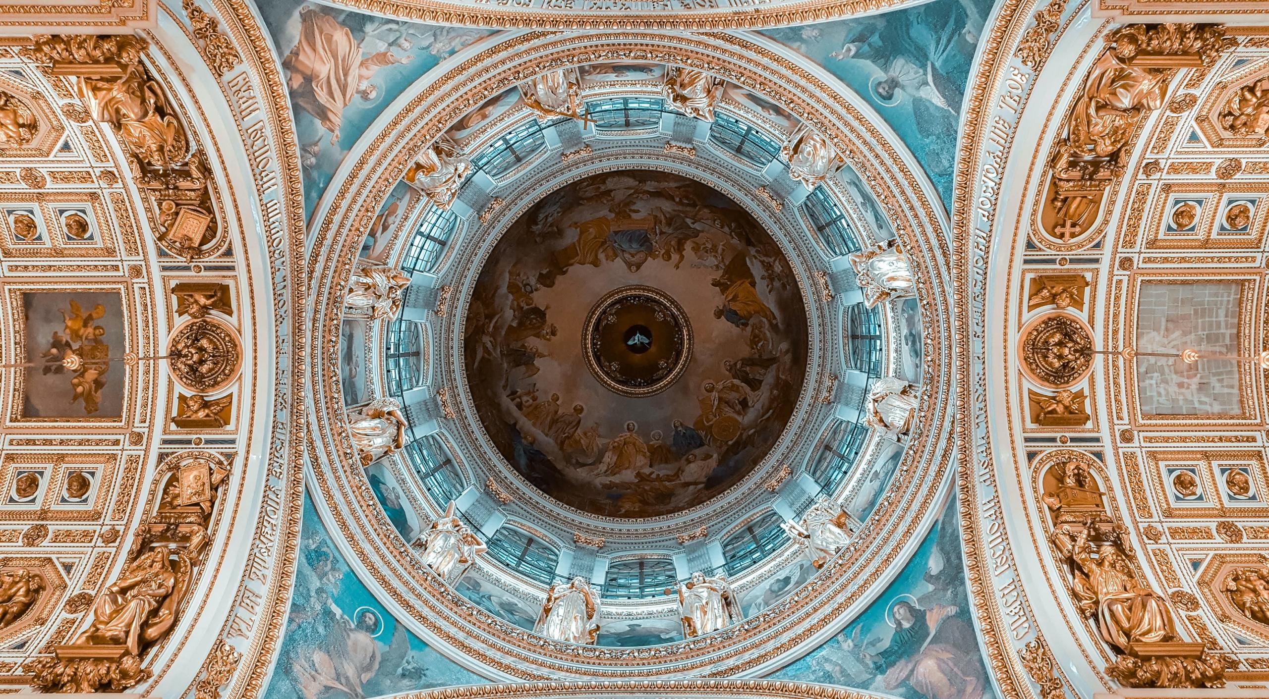 Das Innere der Isaakskathedrale in Sankt Petersburg. Nicht nur deshalb empfehlen wir euch diese Sehenswürdigkeit in Russland stärkstens.