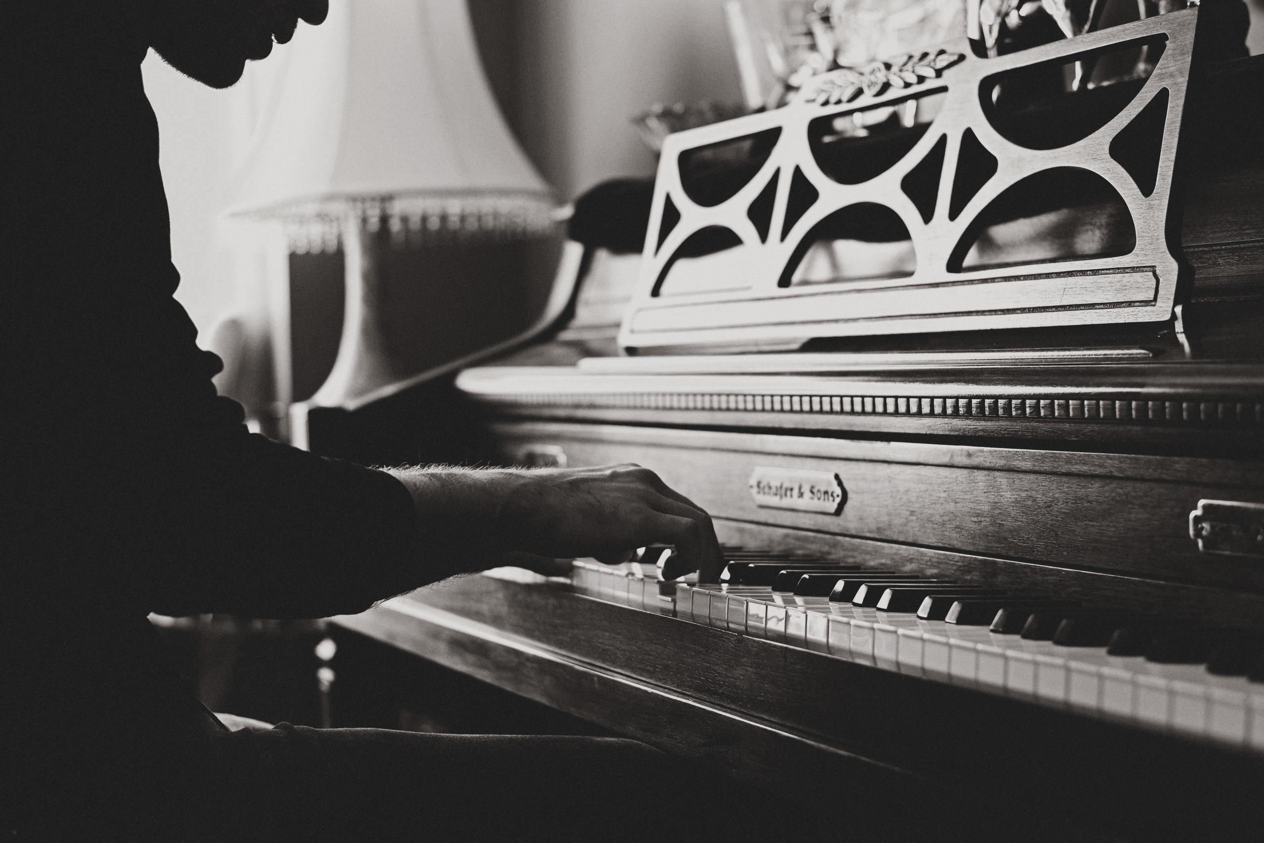 Es liegen keine Noten auf dem Notenhalter. Der Pianist trägt das St129ck auswendig vor, wie es an den meisten Musikhohschulen bei der Aufnahmeprüfung verlangt wird.