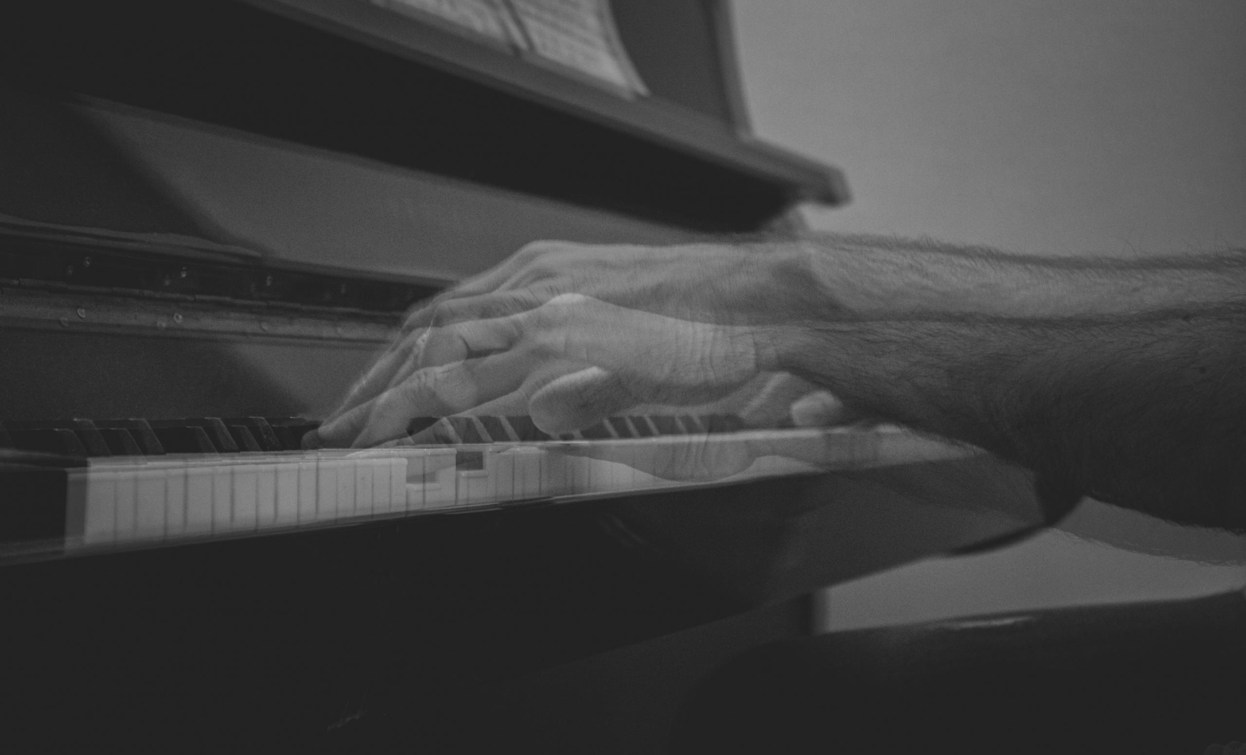 Bei geübten Pianisten sieht es fast so aus, als würden die Finger über die Klaviertasten schweben.