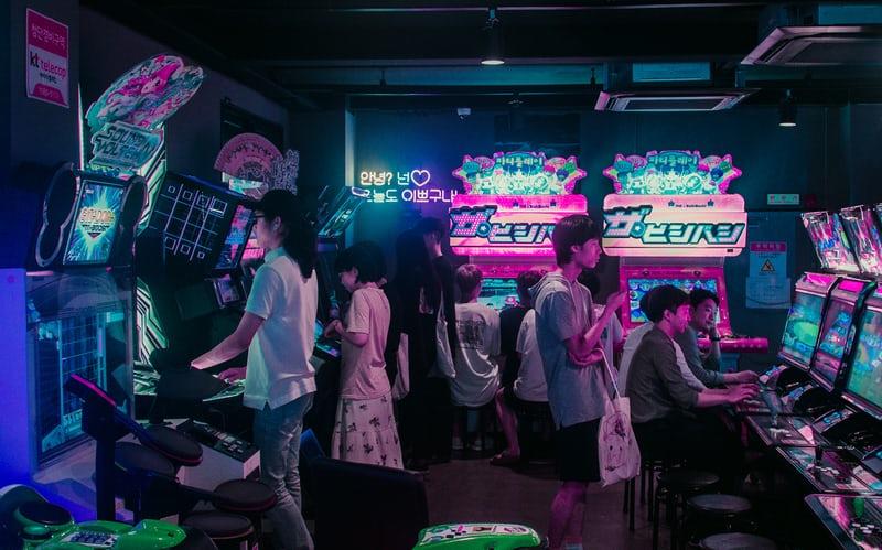 Menschen in einem PC Bang, einem Cybercafé, in dem man Computerspiele spielen kann. Die Cyberkultur boomt in Korea.