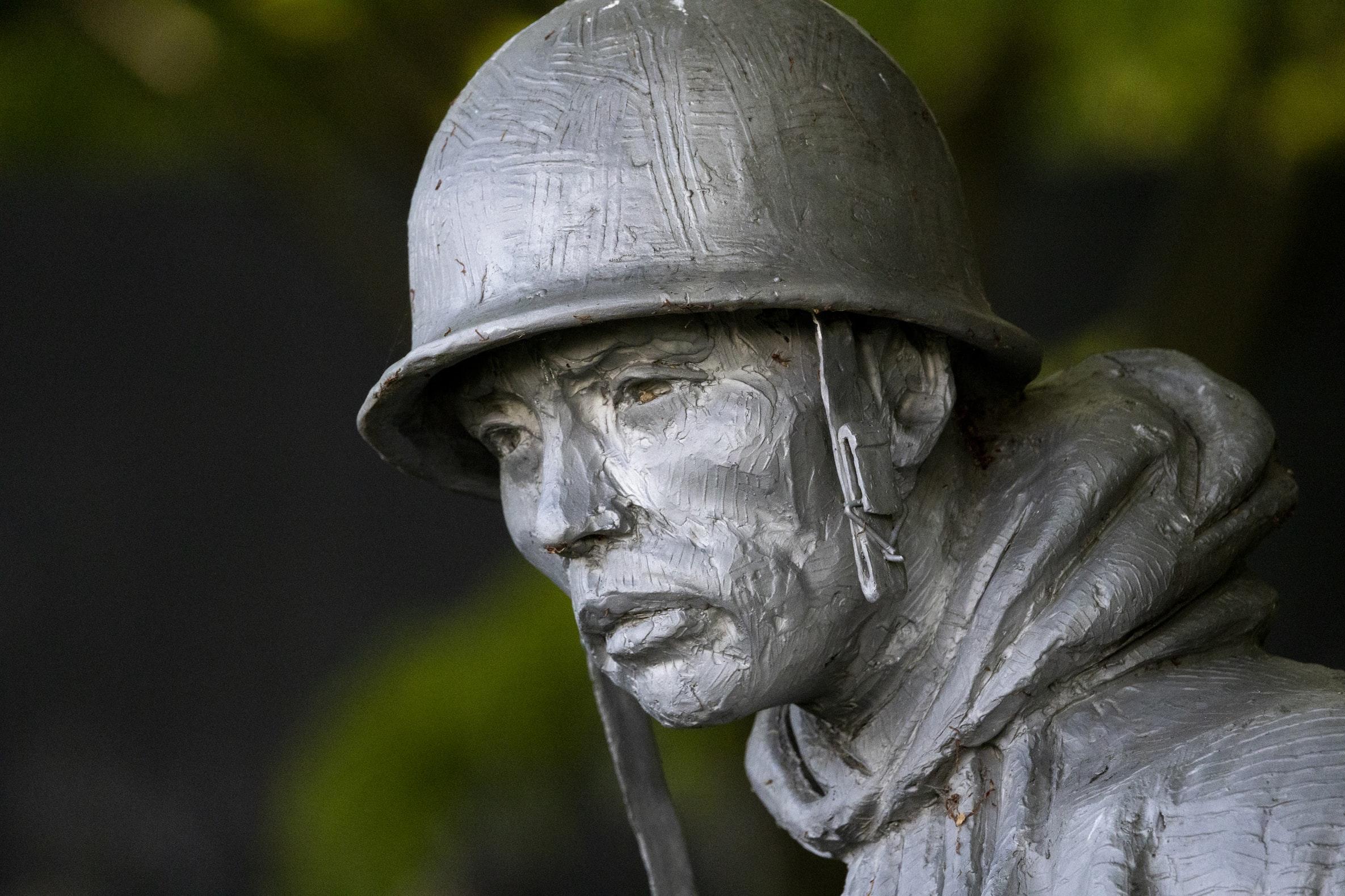 Die Bronzestatue eines Soldaten mit Helm, Teil des Mahnmals des Koreakrieges in Washington D.C.