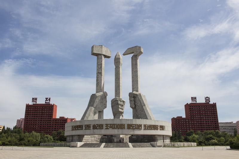 Das Monument der Arbeiterpartein in Pjöngjang mit riesiger steinernem Hammer und Sichel. Nordkoreas Geschichte nahm einen anderen Verlauf. | Unsplash