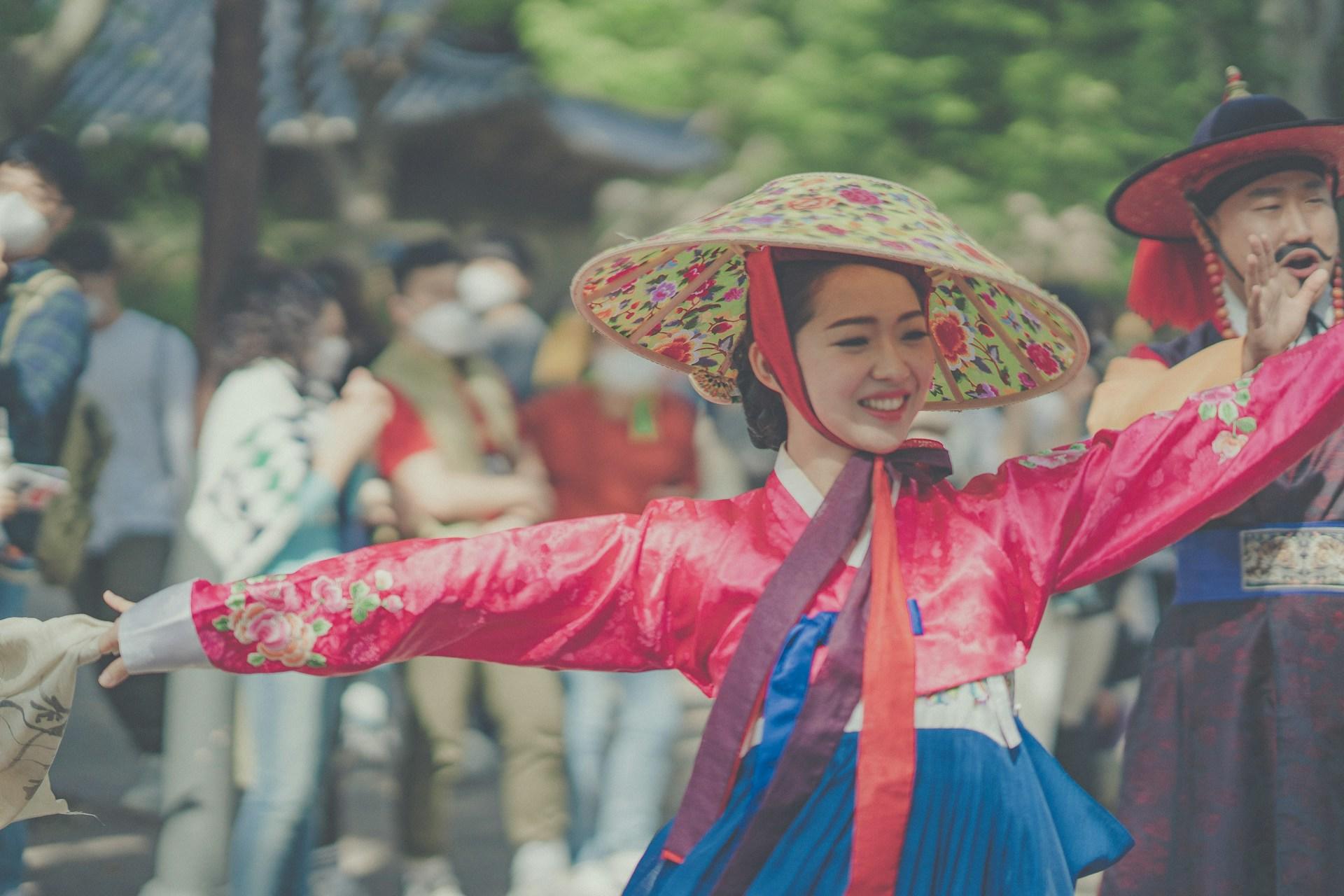 Eine tanzende Frau in traditioneller koreanischer Kleidung