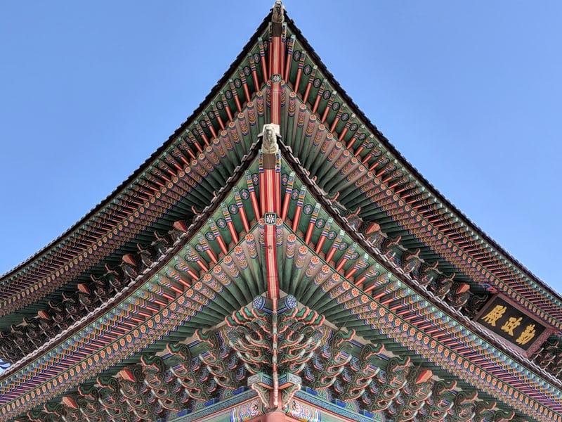 Ein traditionelles koreanisches Dach, mit Schnitzarbeiten und bunt bemalt. Koreanische Künstler haben ihren eigenen Stil. 