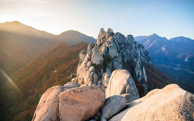 Blick vom Gipfel eines Berges in Koreas Nationalpark Seoraksan in der Morgensonne.