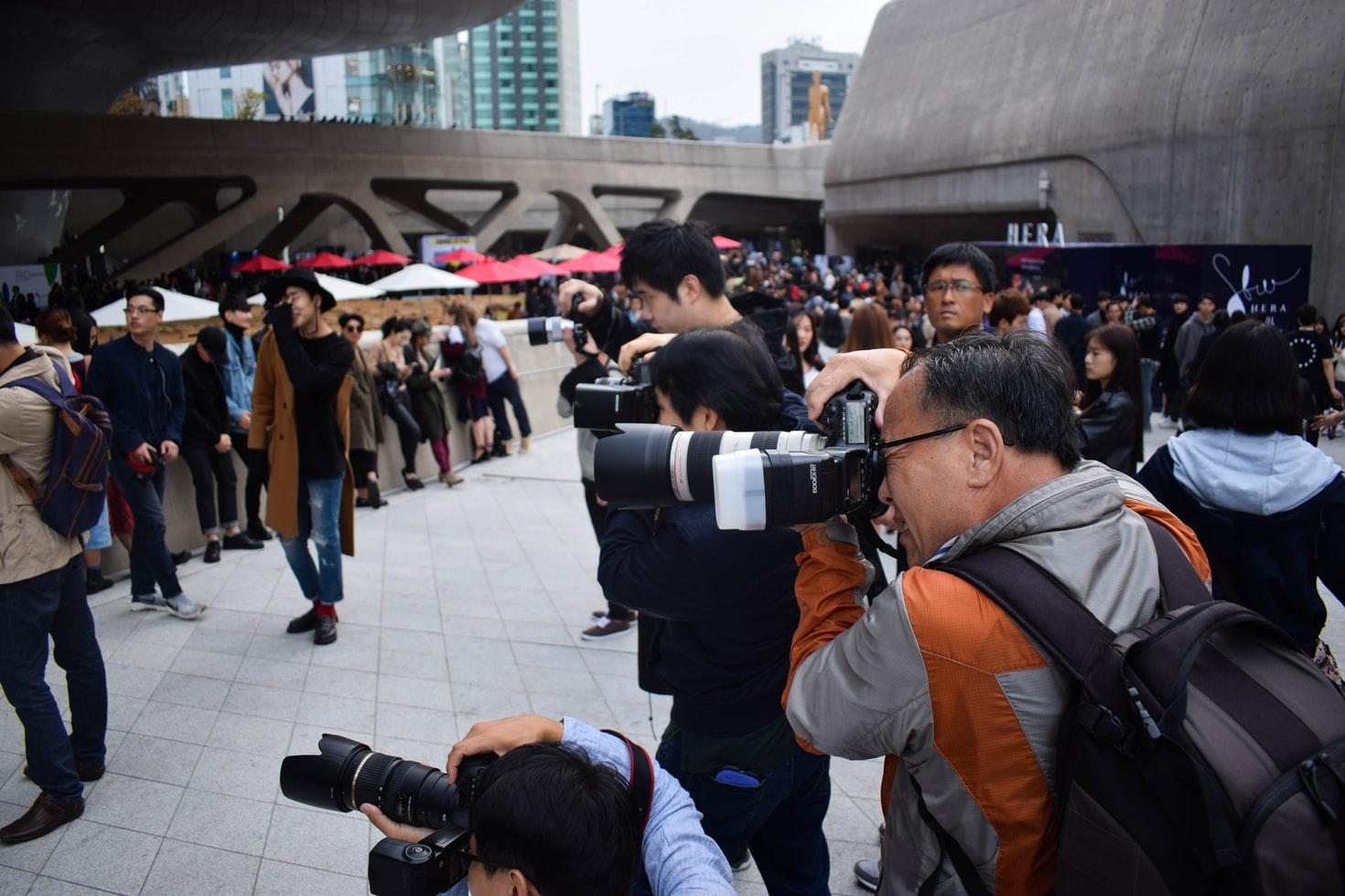 Journalisten fotografieren eine nicht zu erkennende Attraktion im Design Plaza in Seoul. 