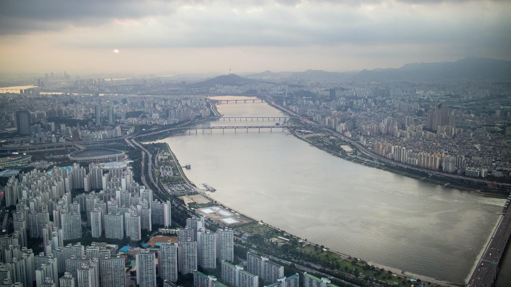 Blick von oben auf Seoul und den Hangang River. 
