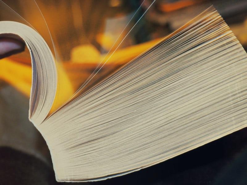 Ein dickes Buch von der Seite, die oberen Seiten aufgefächert. Die koreanische Grammatik zu lernen, erscheint Dir vielleicht wie eine unlösbare Aufgabe.