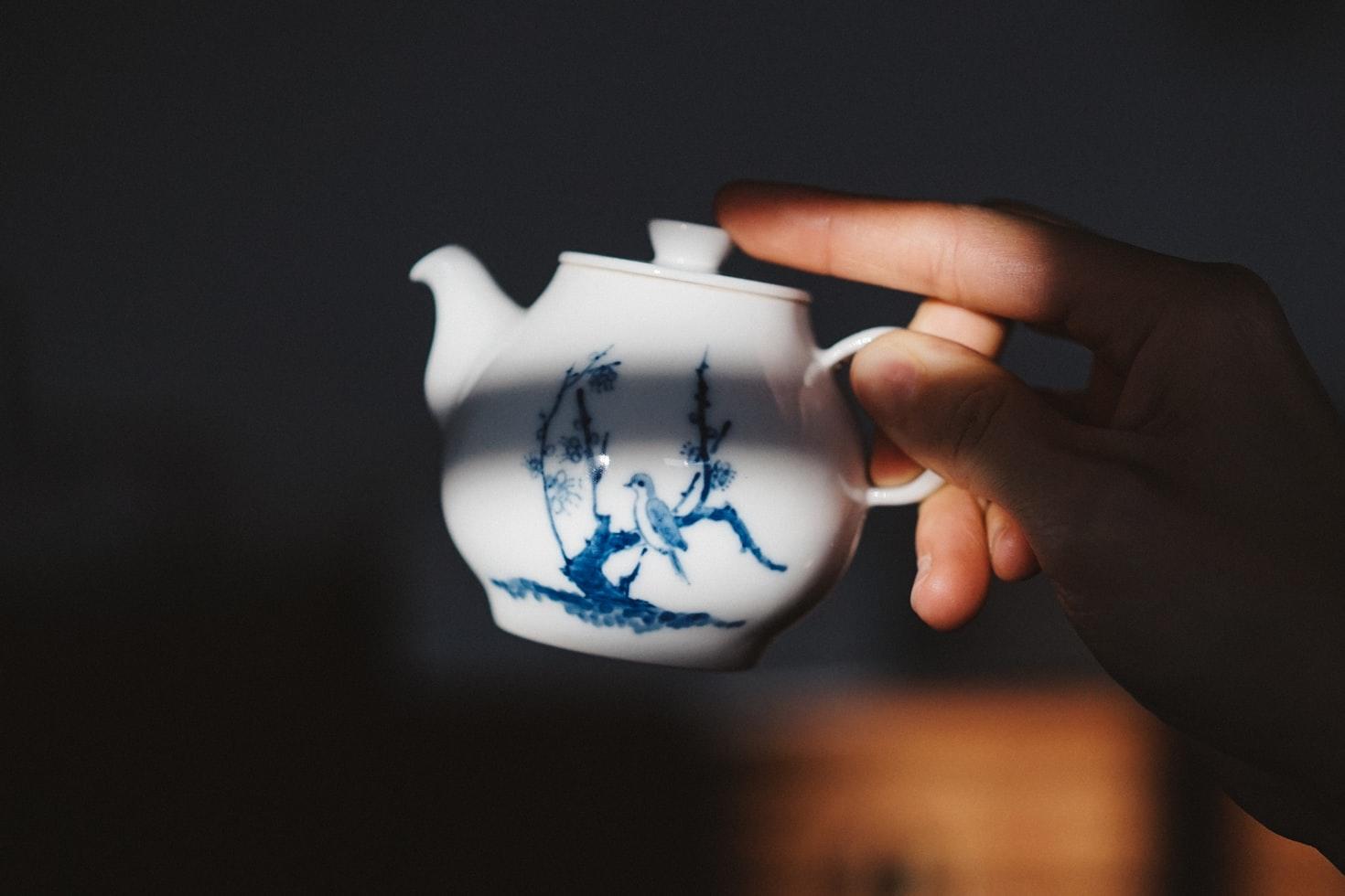 Eine kleine weisse Teekanne mit blauer Zeichnung, ein Ast und ein Vogel. Kobaltblau war in der koreanischen Kunst sehr beliebt.